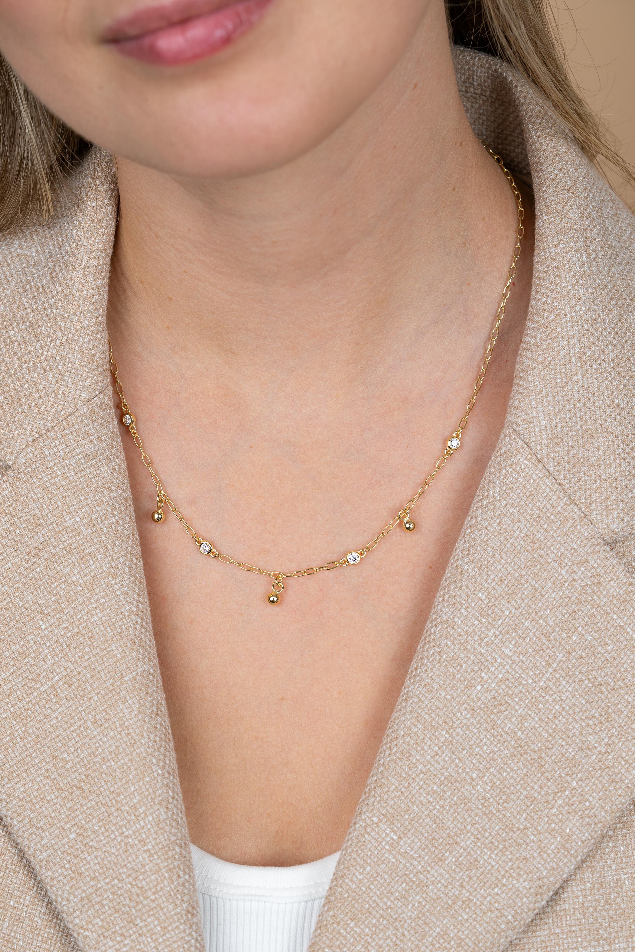 Xmas Giftset: Een prachtige goldplated zilveren schakelketting 45cm met bijpassende oorknoppen bezet met wit zirkonia. Eén complete look, één feestelijke giftset.(ZIO1177G, ZIC2658).