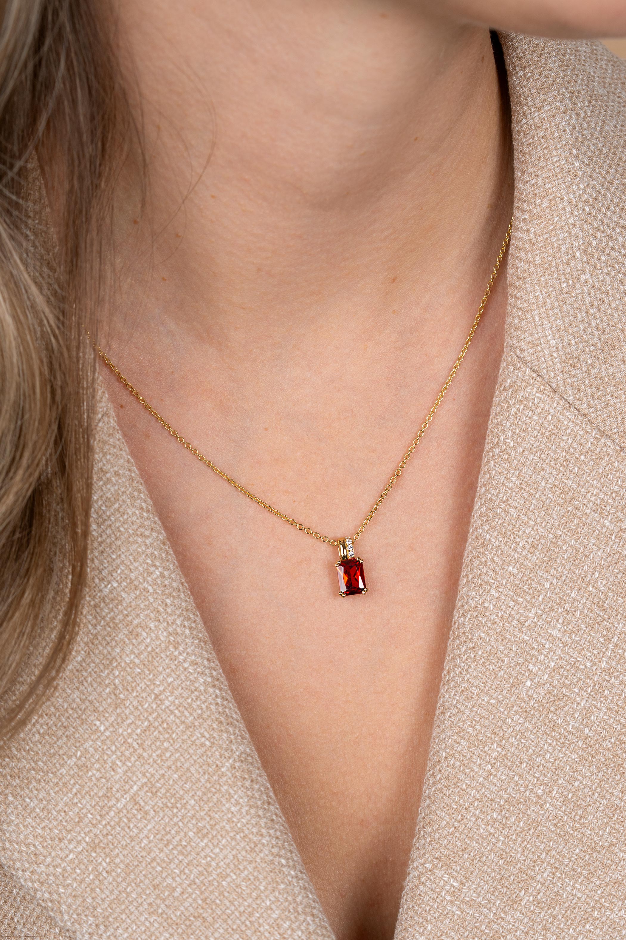 Xmas Giftset: Een prachtige gold plated zilveren ketting 45cm met opvallende hanger en bijpassende oorsieraden in kerstrood. Eén complete look, één feestelijke giftset.(ZIO2392R, ZIH2392R, ZILC-A45G).