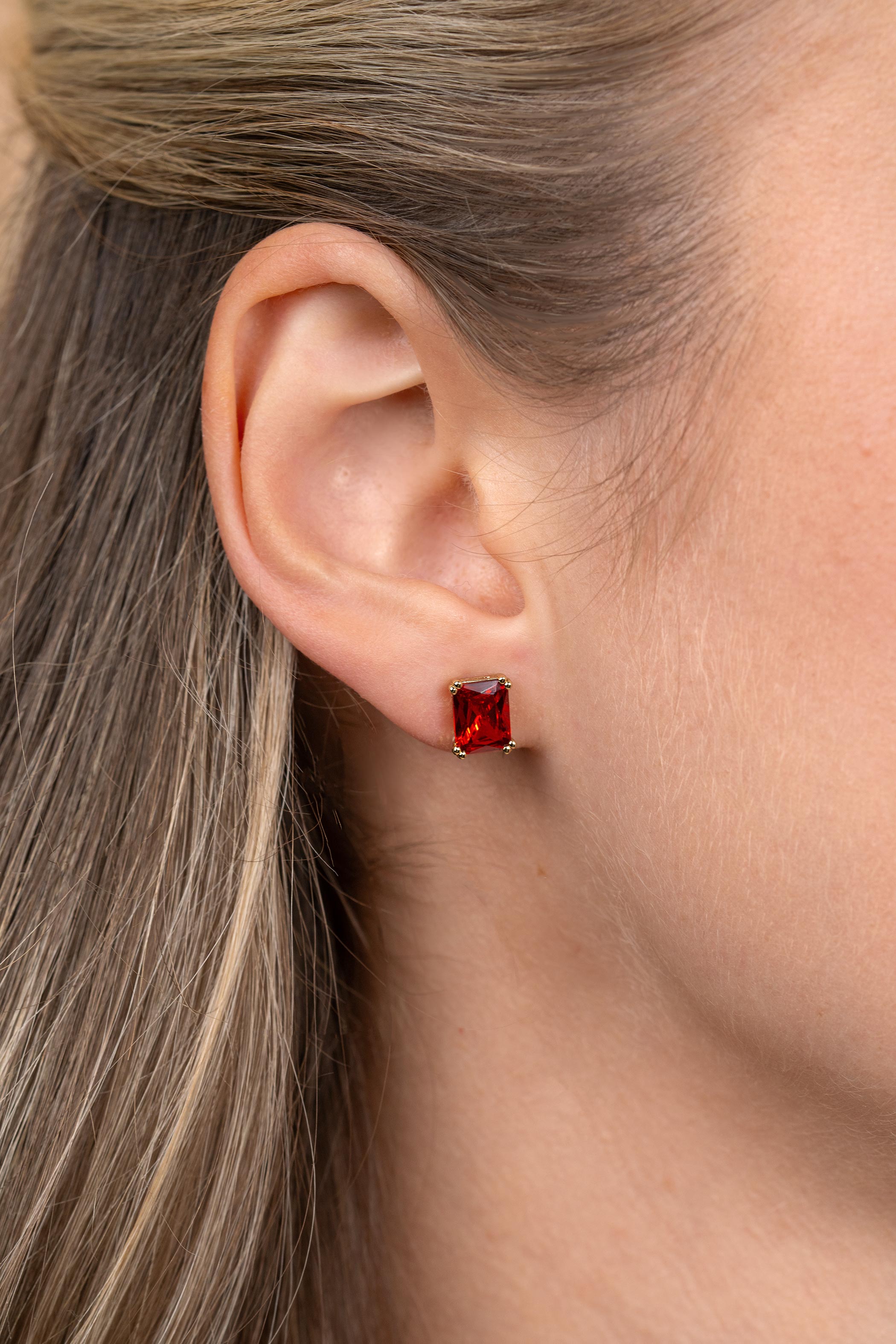 Xmas Giftset: Een prachtige gold plated zilveren ketting 45cm met opvallende hanger en bijpassende oorsieraden in kerstrood. Eén complete look, één feestelijke giftset.(ZIO2392R, ZIH2392R, ZILC-A45G).