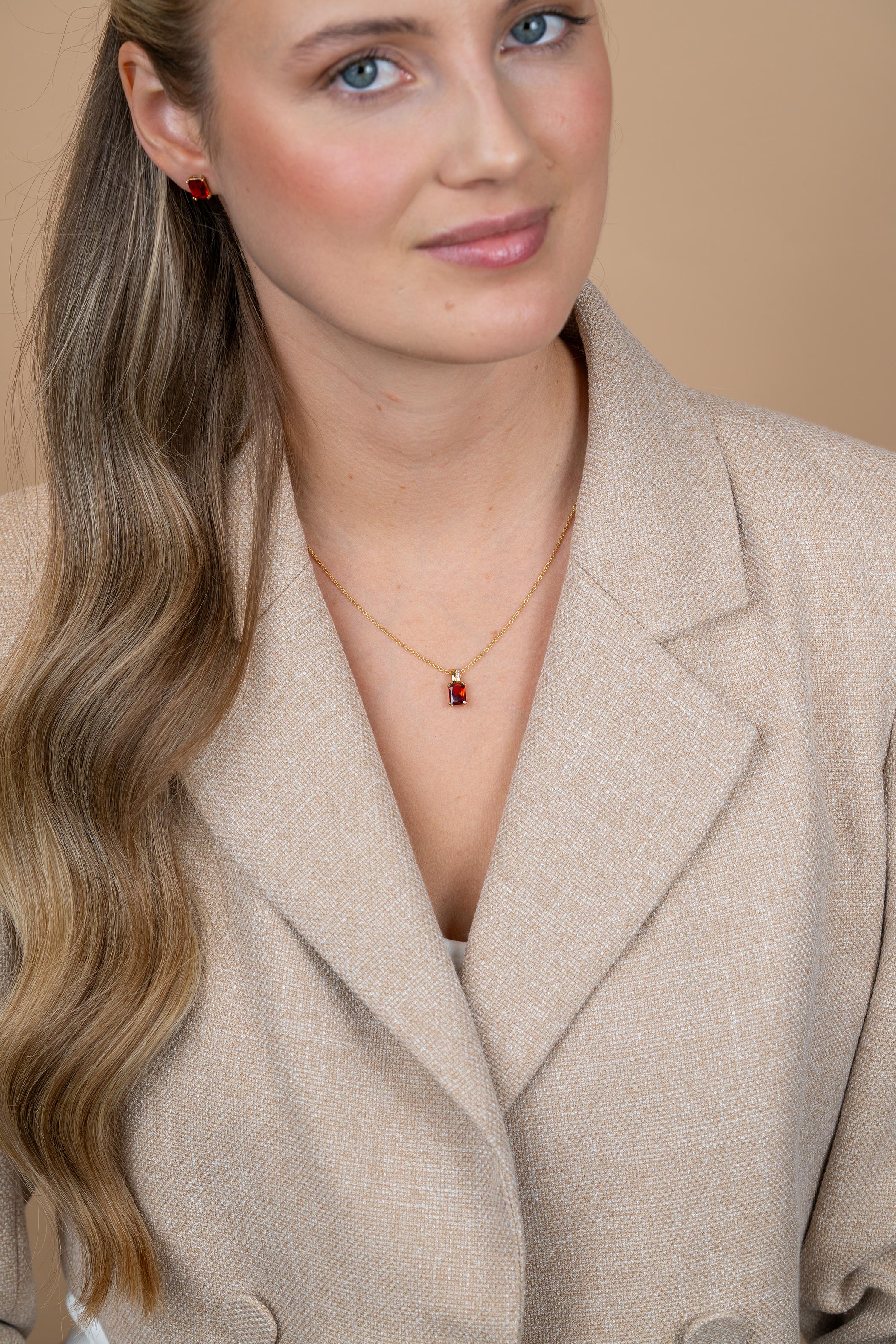 Xmas Giftset: Een prachtige gold plated zilveren ketting 45cm met opvallende hanger en bijpassende oorsieraden in kerstrood. Eén complete look, één feestelijke giftset.(ZIO2392R, ZIH2392R, ZILC-A45G).