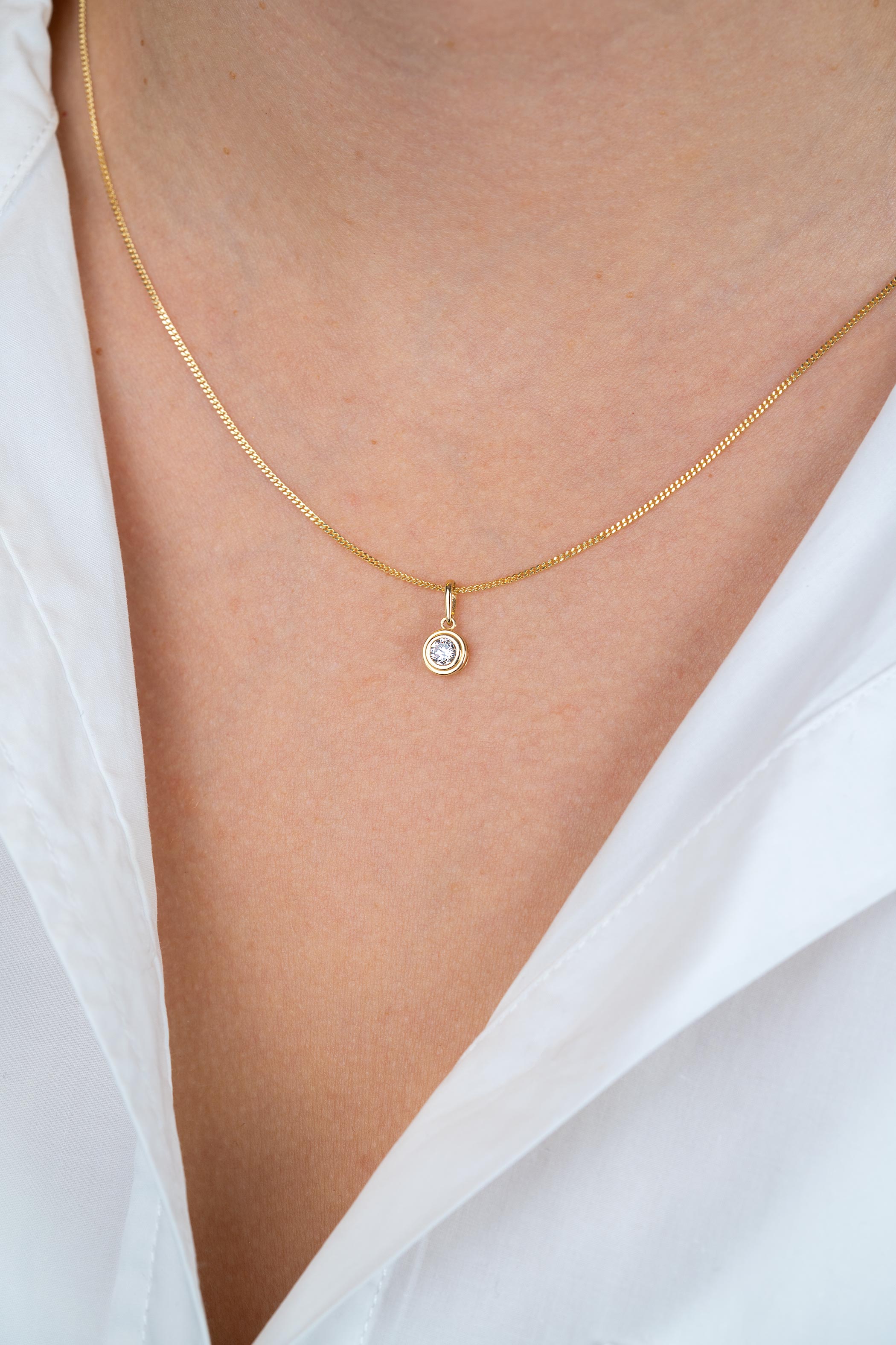 12mm ZINZI Gold 14 krt gouden hanger met ronde witte zirconia in bewerkt kastje ZGH560 (zonder collier)
