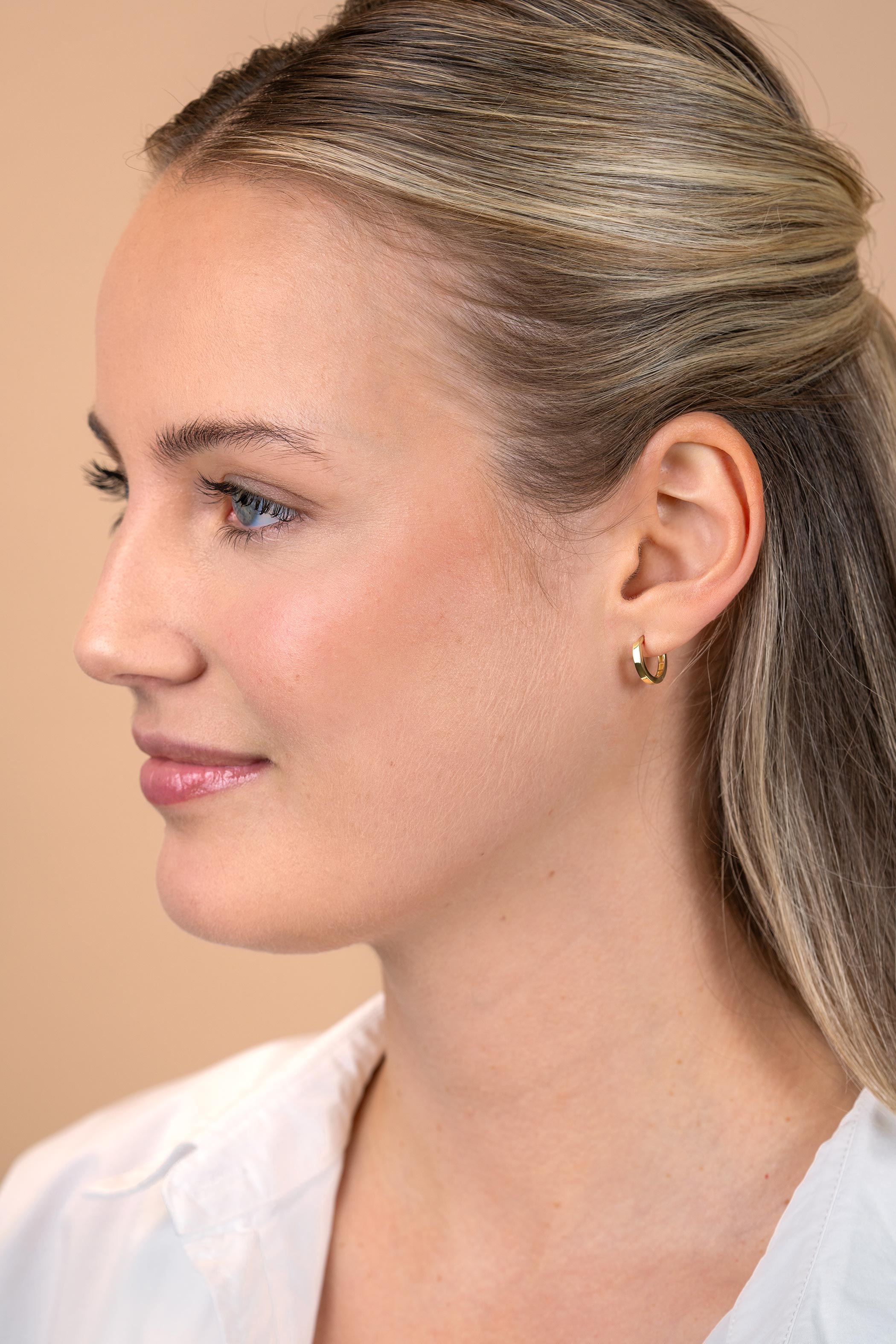 13mm ZINZI Gold 14 krt gouden oorringen met luxe klapsluiting 13mm x 2mm vierkante buis ZGO570
