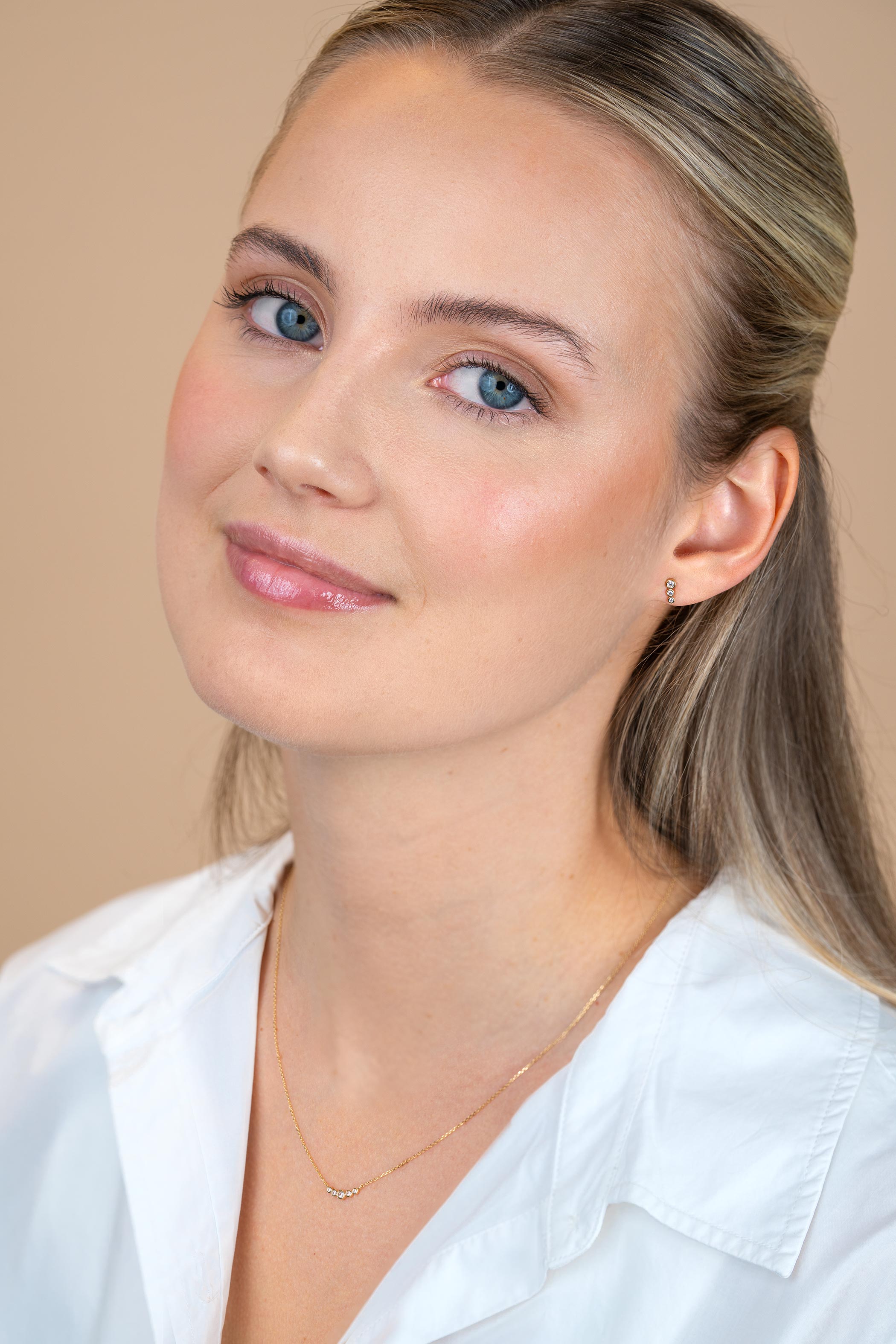 7mm ZINZI Gold 14 krt gouden oorstekers bezet met een rij aan ronde witte zirkonia's ZGO556