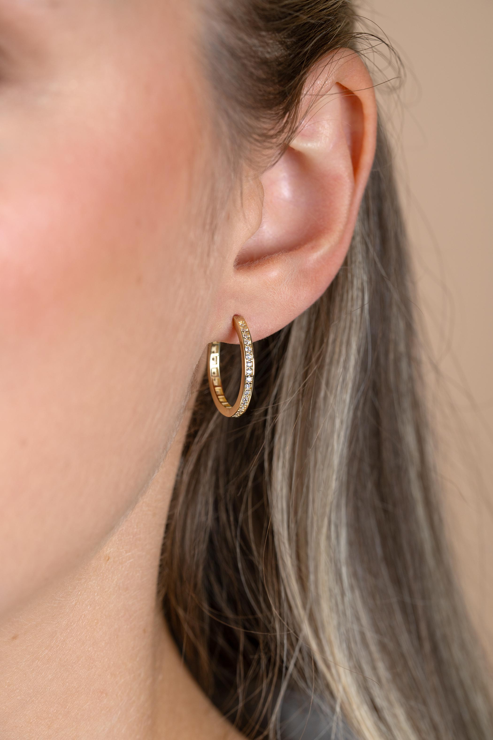 19mm ZINZI Gold 14 krt gouden oorringen met rijzetting witte zirconia's en luxe klapsluiting 2mm vierkante buis ZGO573Z