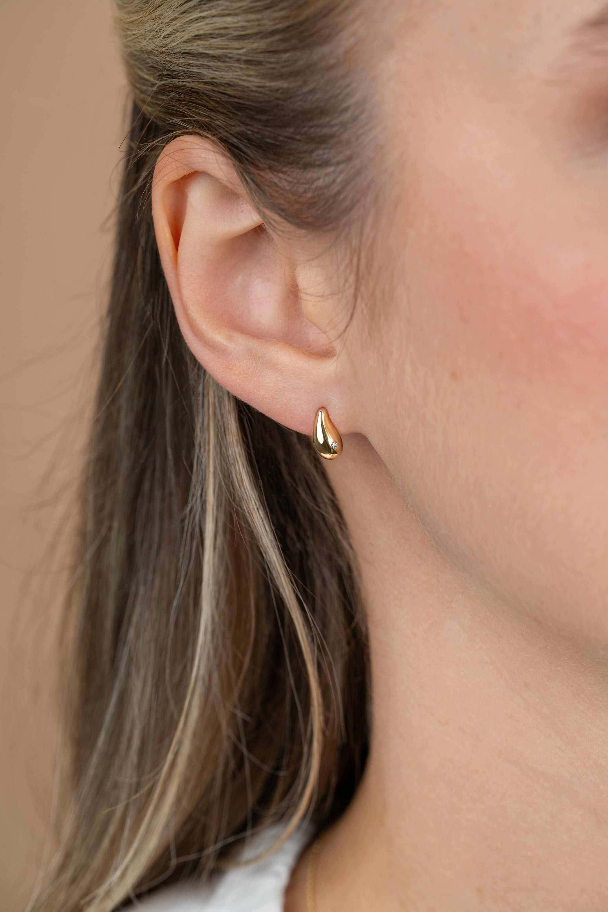 9mm ZINZI Gold 14 krt gouden oorstekers in organische druppelvorm, met witte zirconia ZGO558