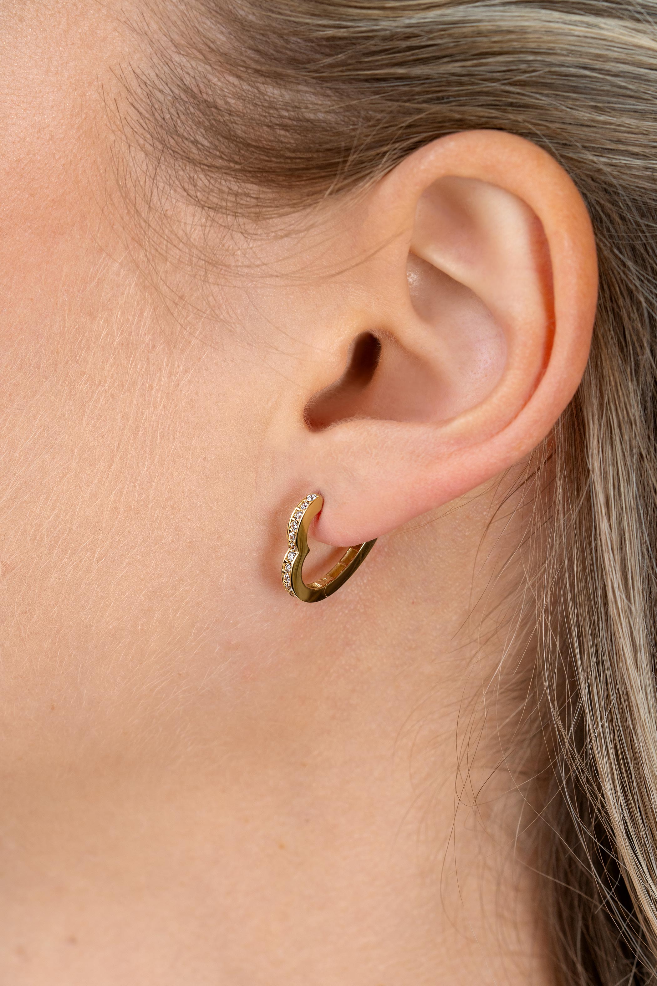 15mm ZINZI Gold 14 krt gouden oorringen in hartvorm, bezet met witte zirconia's en luxe klapsluiting 2mm vierkante buis ZGO574Z