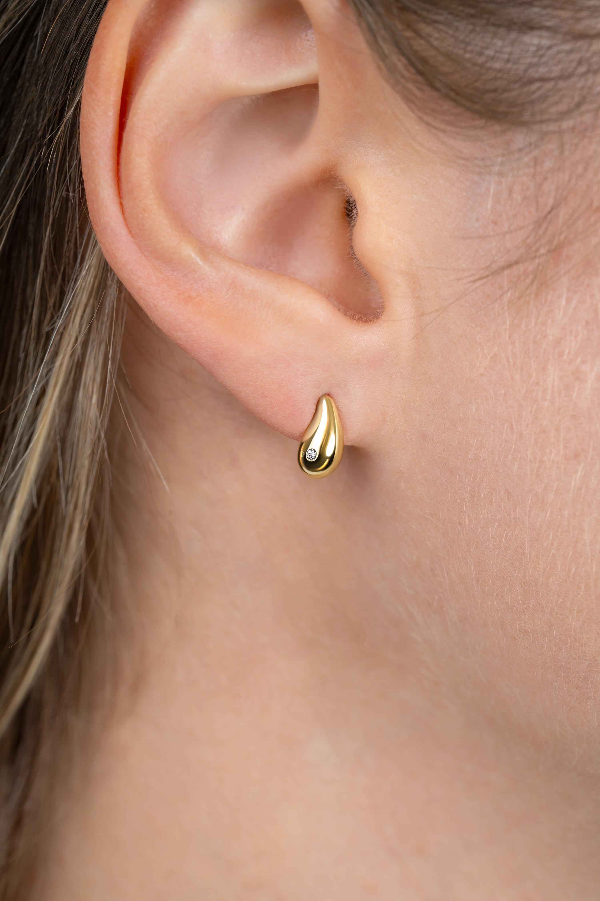 9mm ZINZI Gold 14 krt gouden oorstekers in organische druppelvorm, met witte zirconia ZGO558