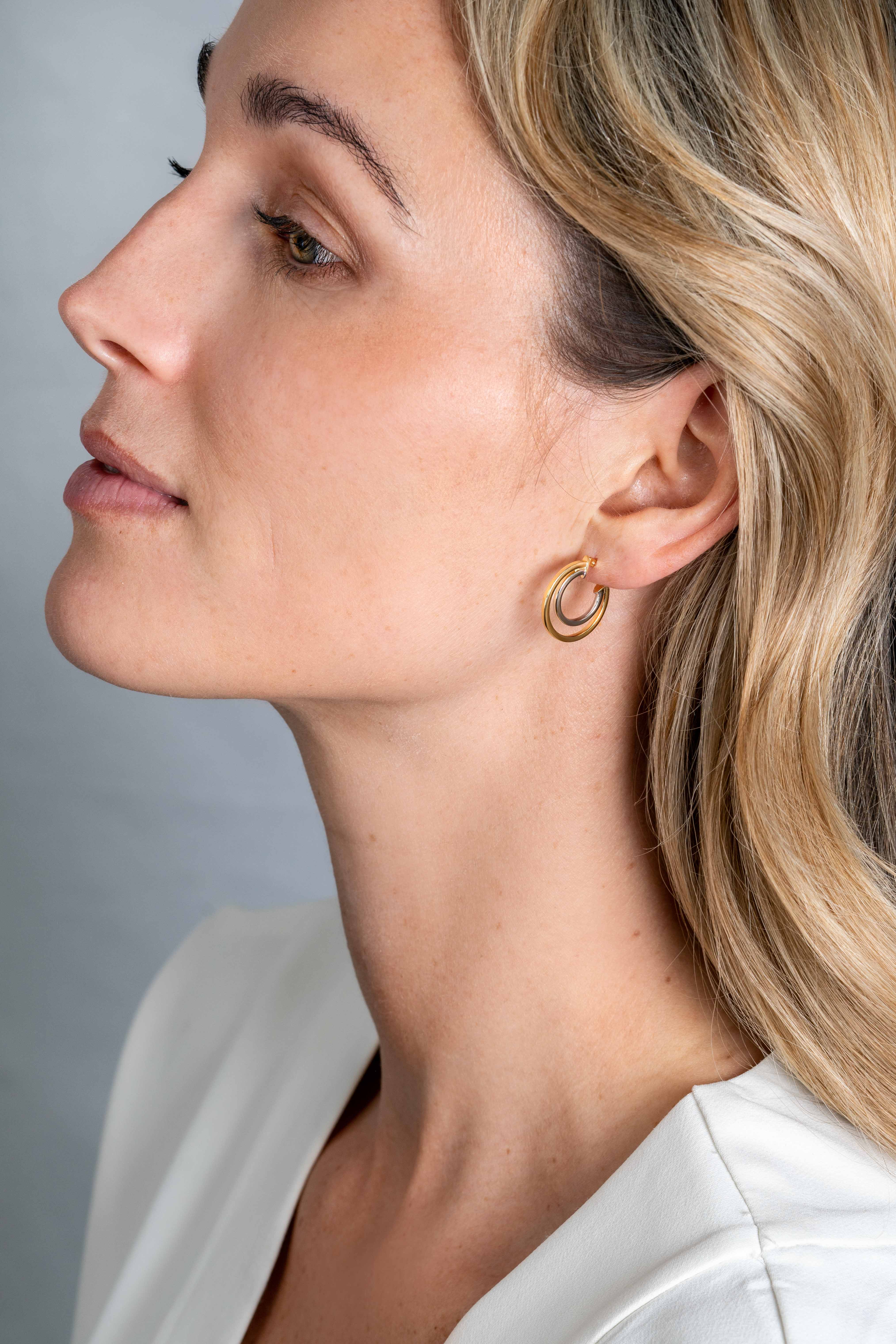 ZINZI Gold 14 krt gouden bicolor oorringen 18mm, met multi-look uitstraling. Met een vierkante buis van 1,5mm breed ZGO335