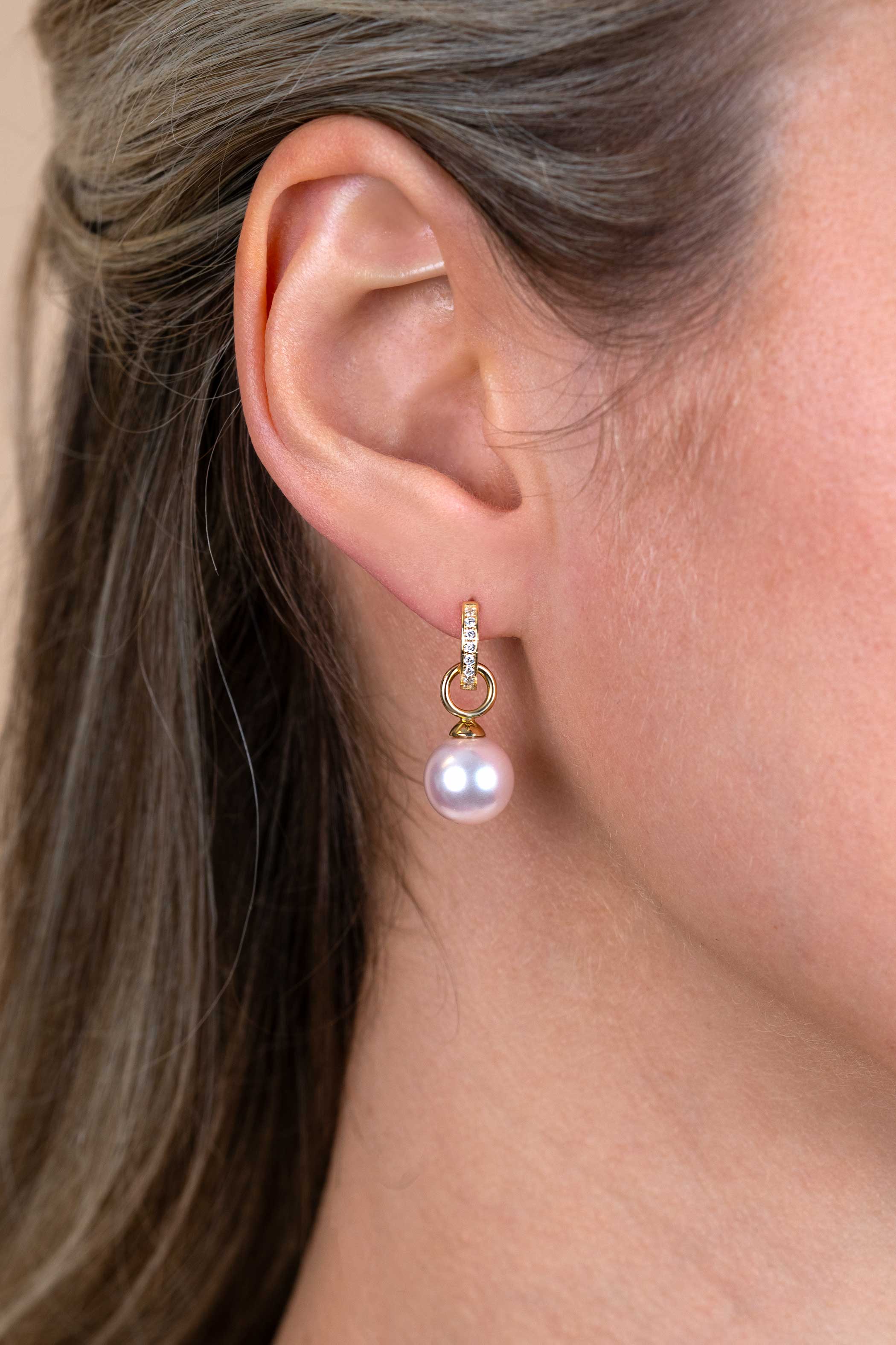 11mm ZINZI Gold 14 krt gouden oorringen, bezet met witte zirconia's met luxe klapsluiting 11mm x 2mm vierkante buis ZGO569Z
