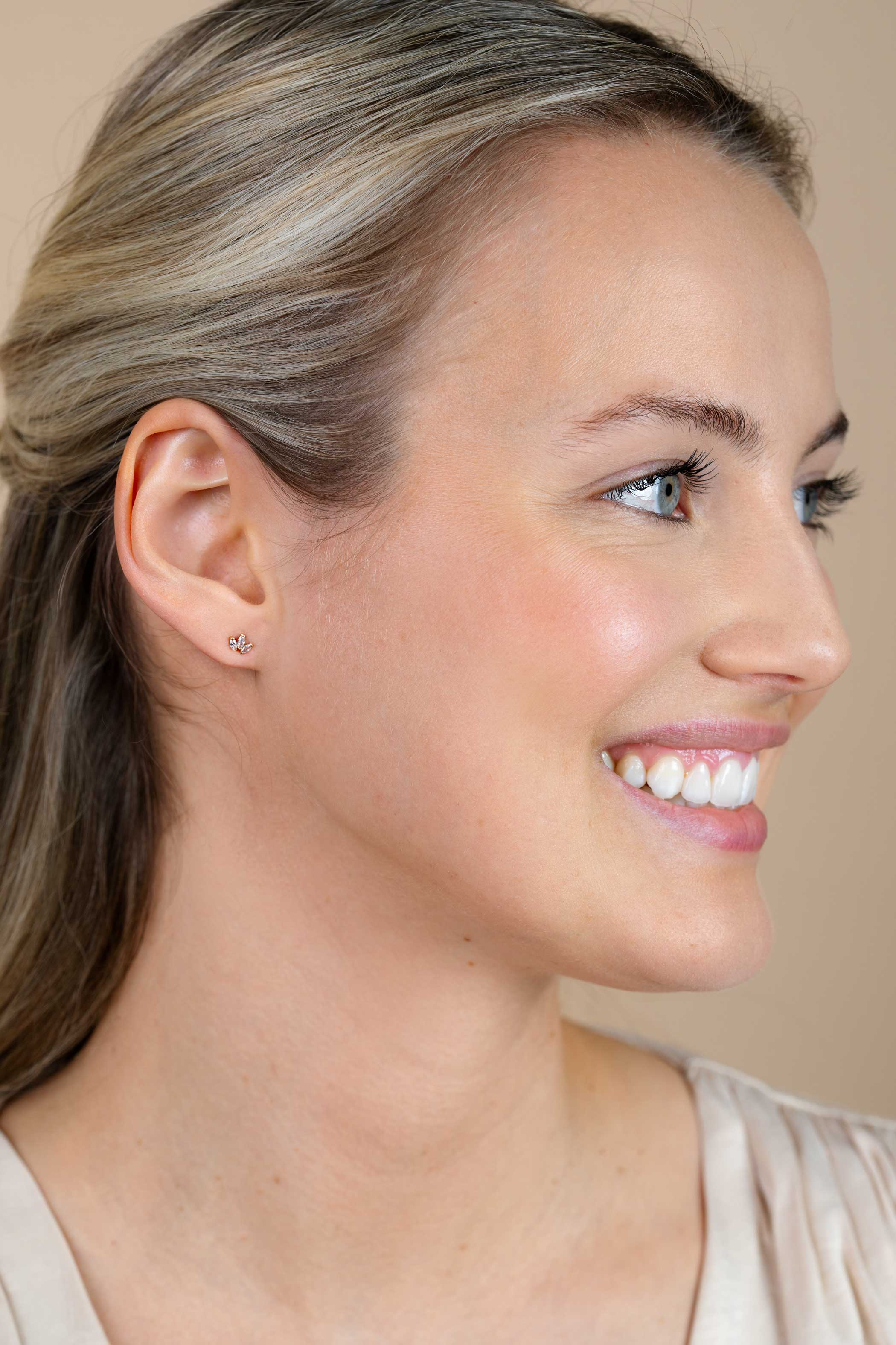 5mm ZINZI Gold 14 krt gouden oorknoppen met witte zirconia's als waaier gezet ZGO411