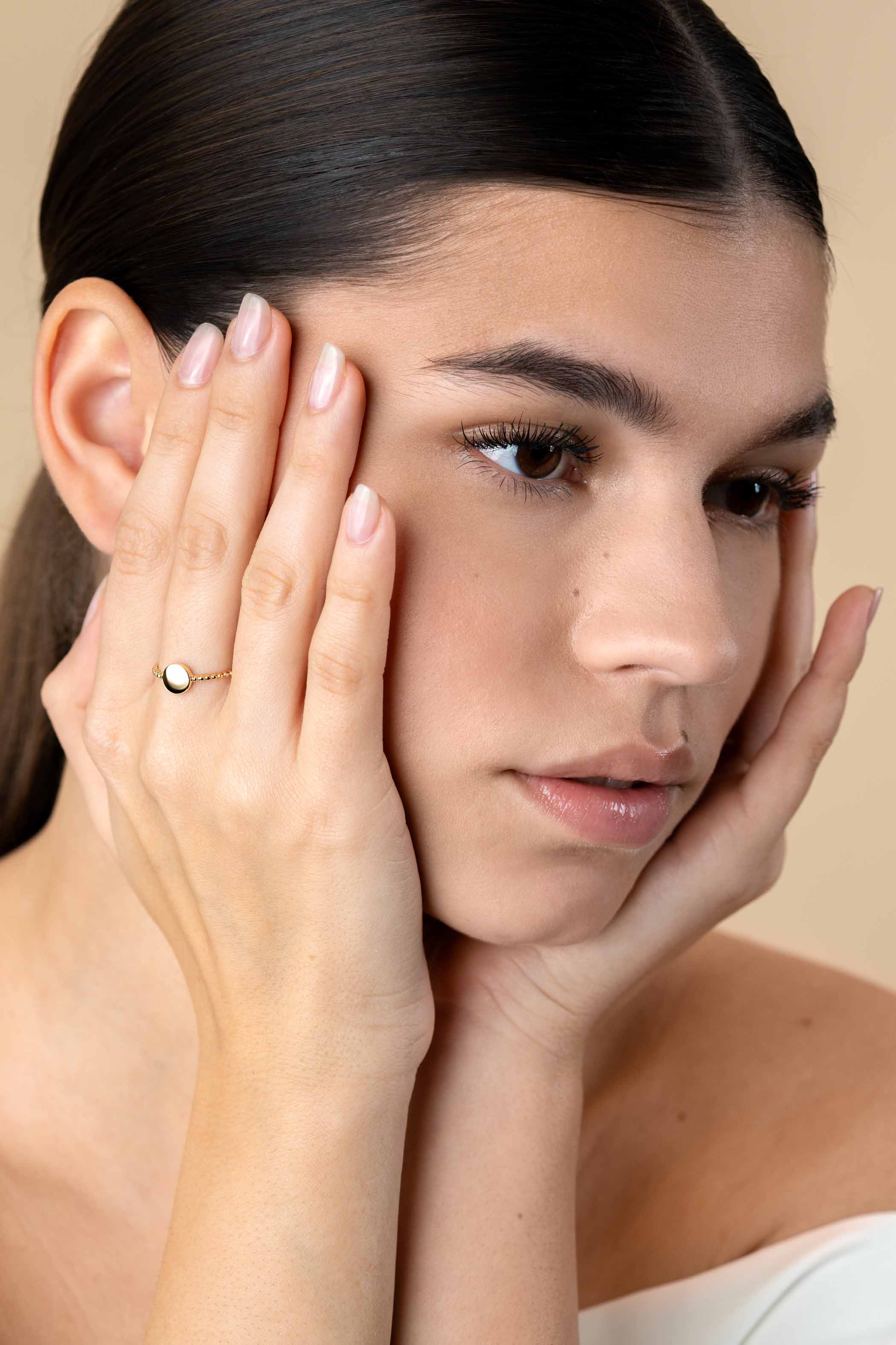 ZINZI Gold 14 krt gouden ring met bolletjes scheen en glanzend rond plaatje van 6,5mm ZGR399