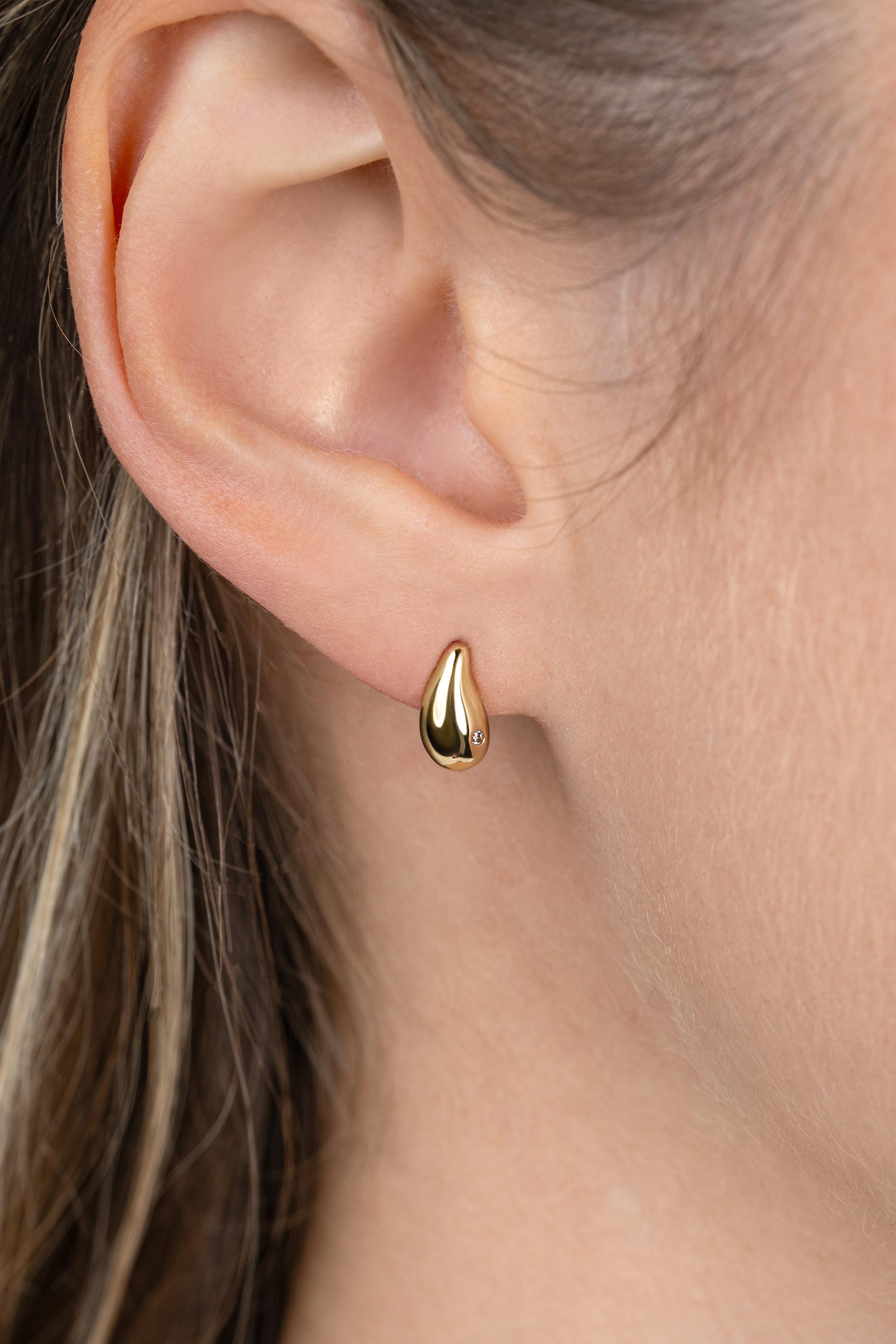 9mm ZINZI Gold 14 krt gouden oorstekers in organische druppelvorm, met witte zirconia ZGO558