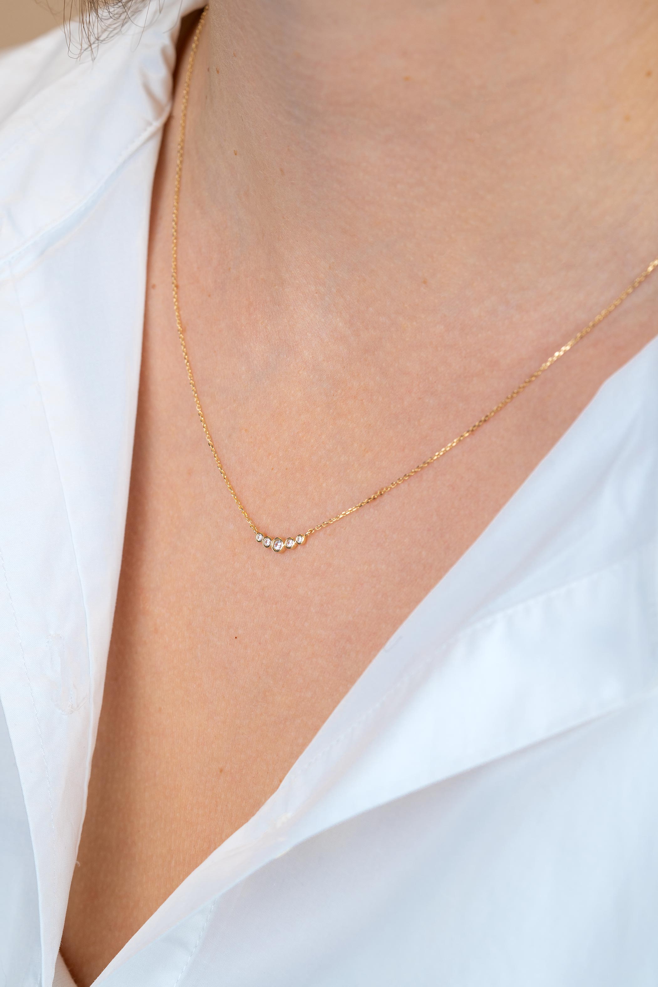 ZINZI Gold 14 karaat gouden ketting met vijf ronde witte zirconia's op een rij 45cm ZGC556
