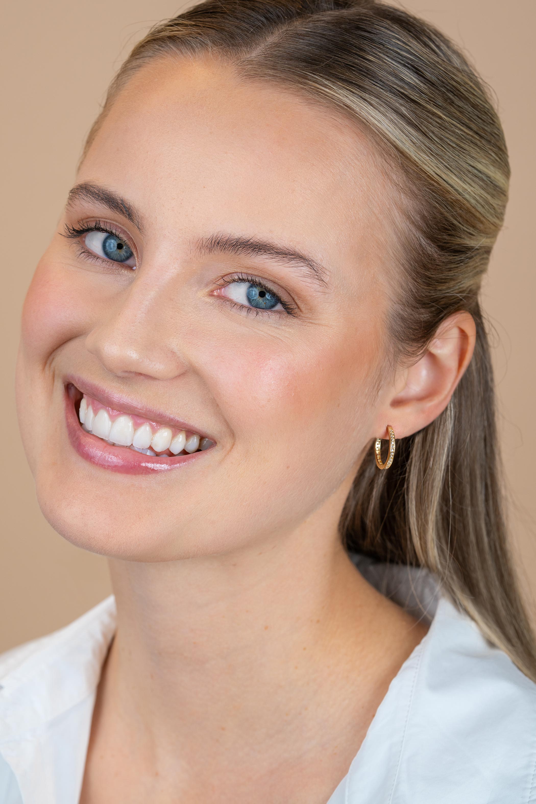 17mm ZINZI Gold 14 krt gouden oorringen, bezet met witte zirconia's met luxe klapsluiting 17mm x 2mm vierkante buis ZGO572Z
