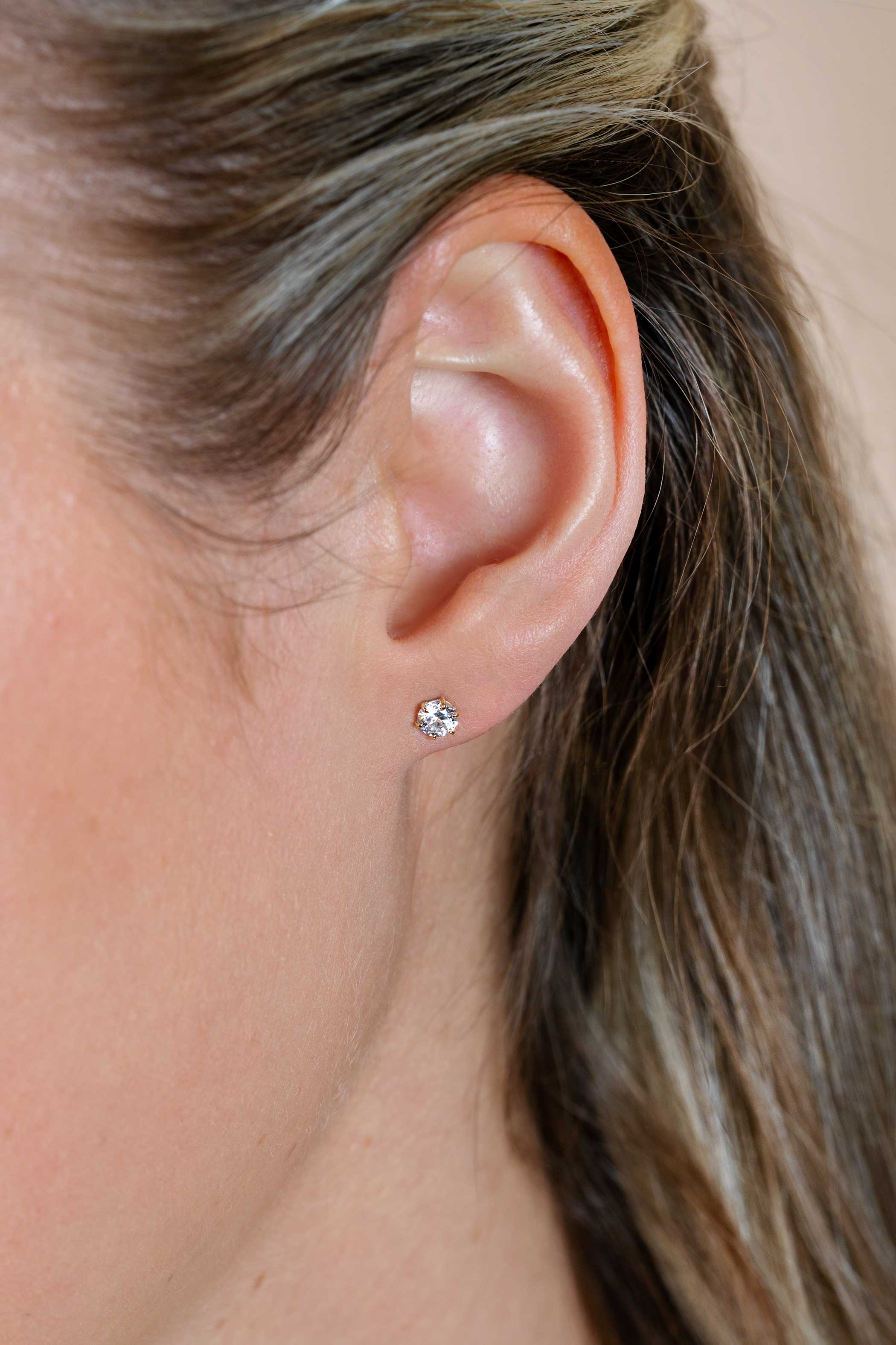 4,5mm ZINZI Gold 14 krt gouden oorknoppen bezet met een witte zirkonia in zespootszetting ZGO544