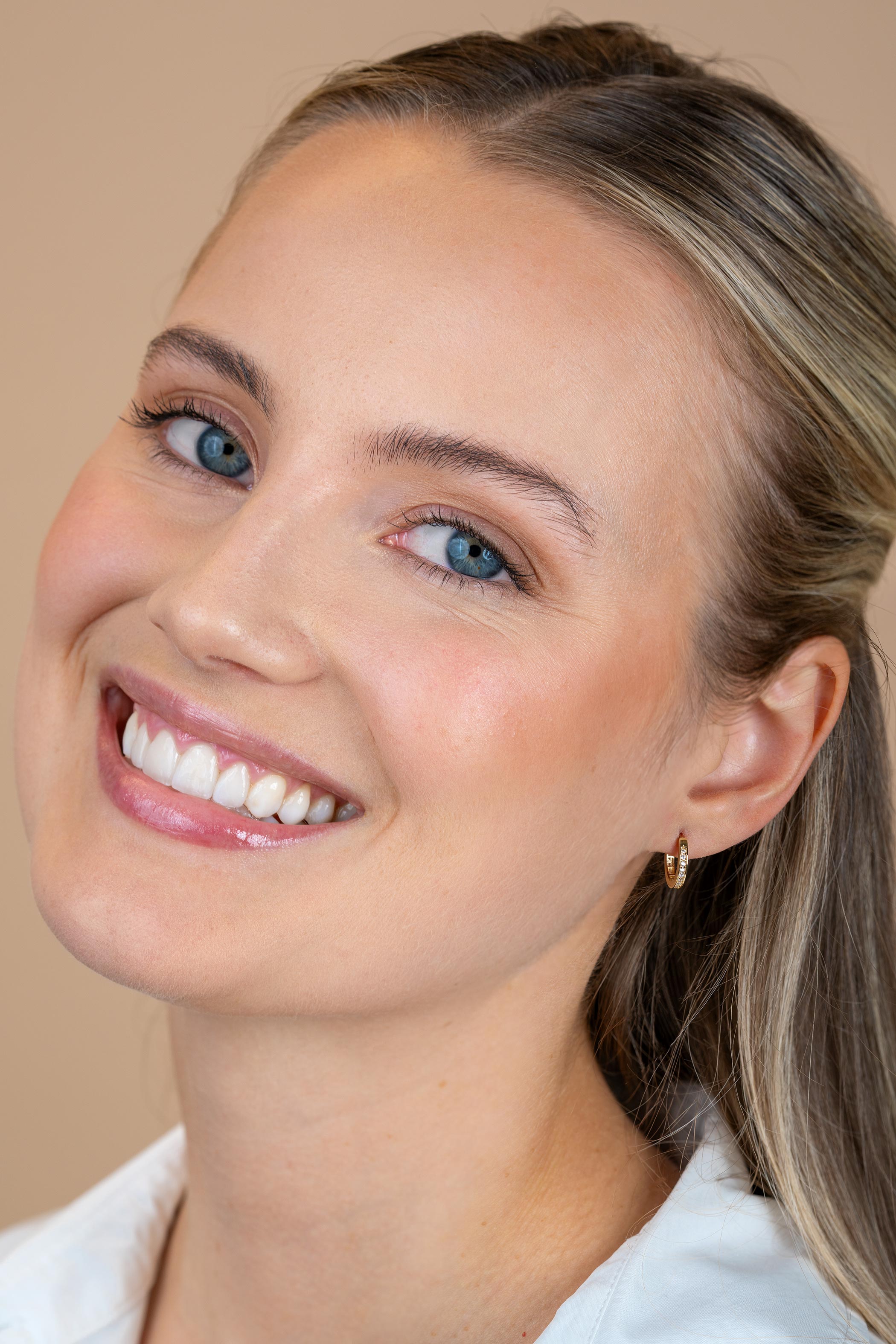 11mm ZINZI Gold 14 krt gouden oorringen, bezet met witte zirconia's met luxe klapsluiting 11mm x 2mm vierkante buis ZGO569Z
