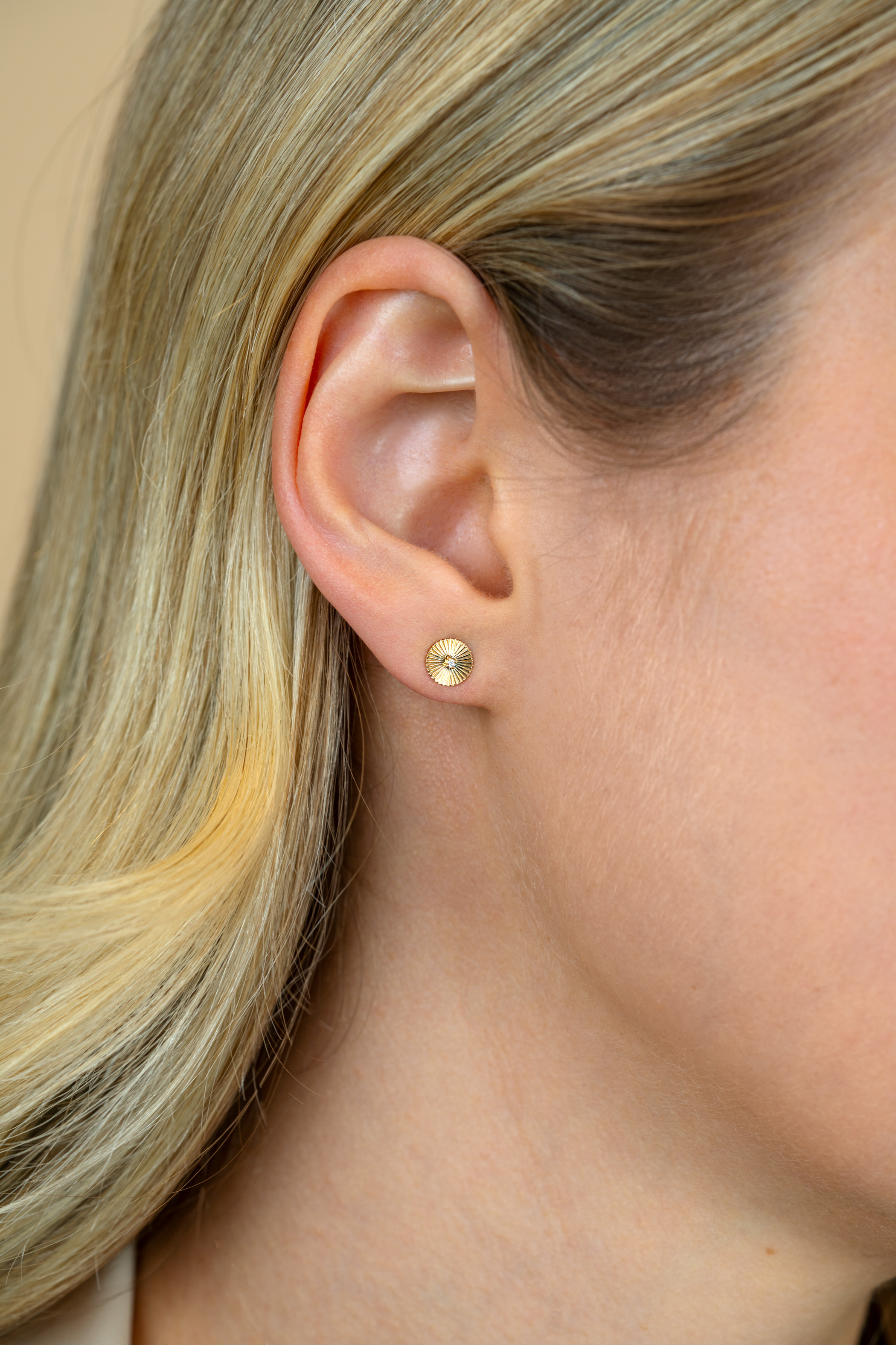 6mm ZINZI Gold 14 krt gouden oorstekers rond met zonnestralen en witte zirkonia ZGO542 (zonder collier)