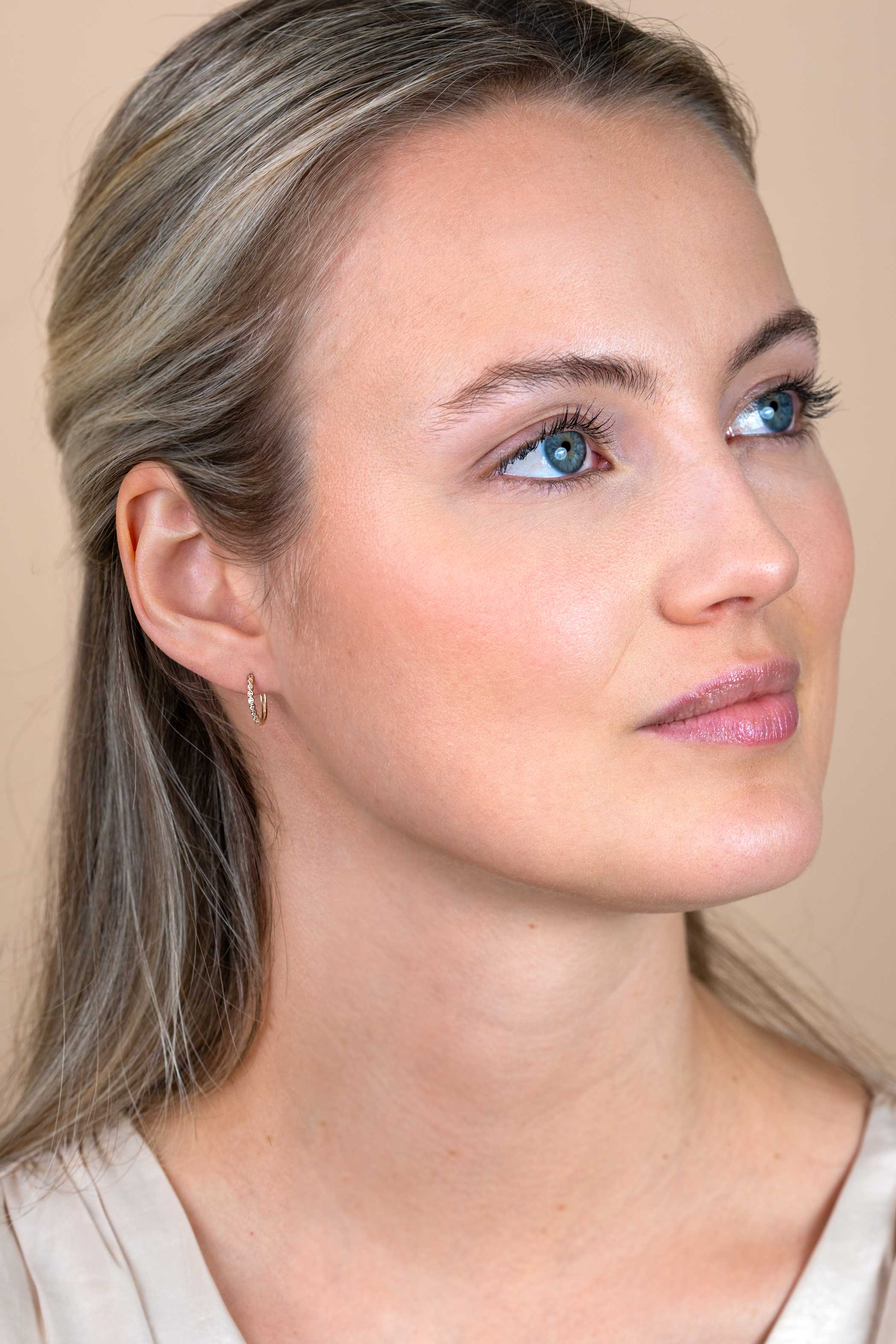 12mm ZINZI Gold 14 krt gouden oorringen bezet met witte zirconia's, luxe klapsluiting 12 x 1,5mm ZGO409