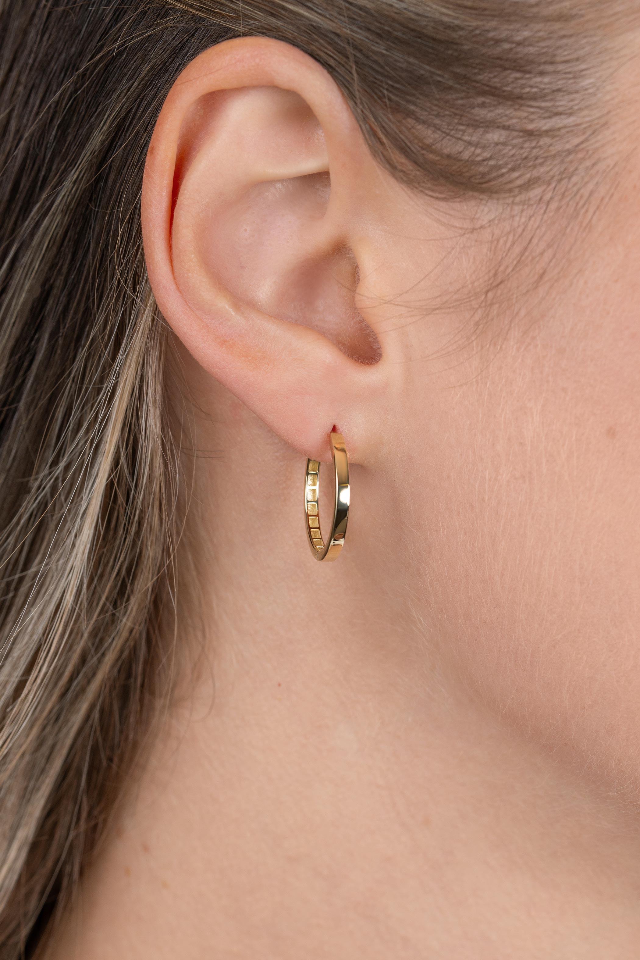 19mm ZINZI Gold 14 krt gouden oorringen met luxe klapsluiting 2mm vierkante buis ZGO573