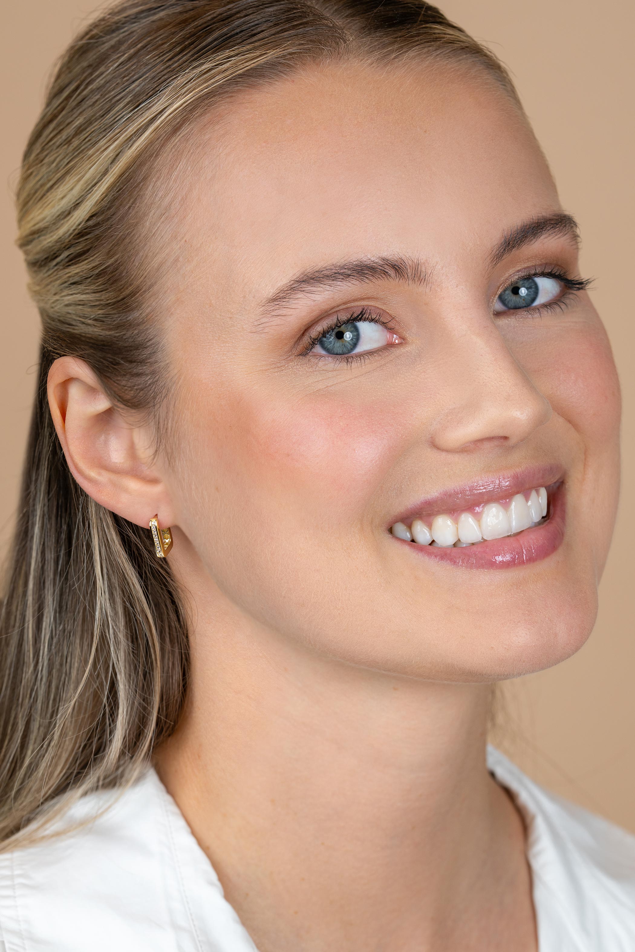 13mm ZINZI Gold 14 krt gouden rechthoekige oorringen, bezet met witte zirconia's en luxe klapsluiting 2mm vierkante buis ZGO575Z