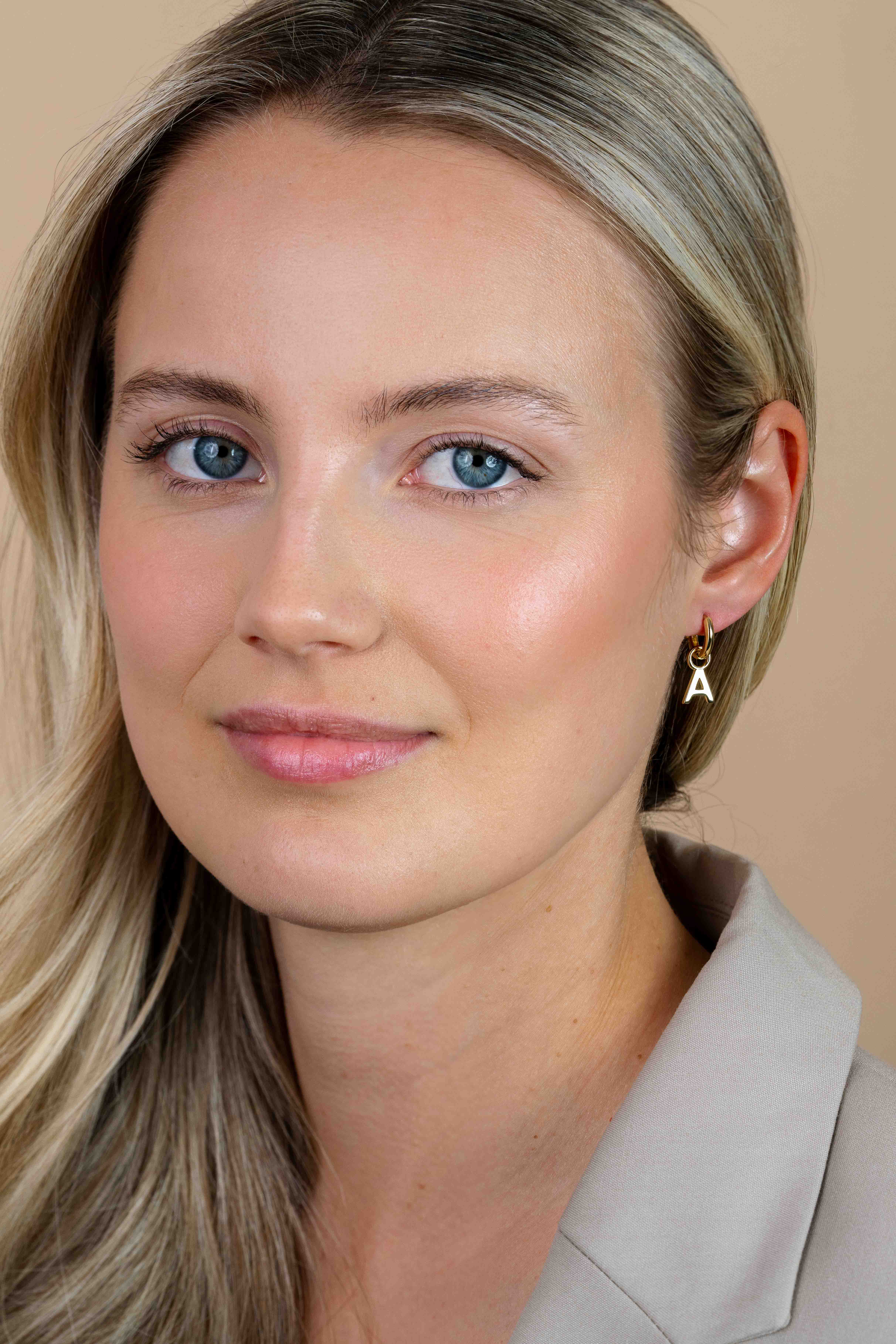 ZINZI zilveren geelvergulde letter oorbedel A per stuk geprijsd ZICH2145A. (zonder oorringen).