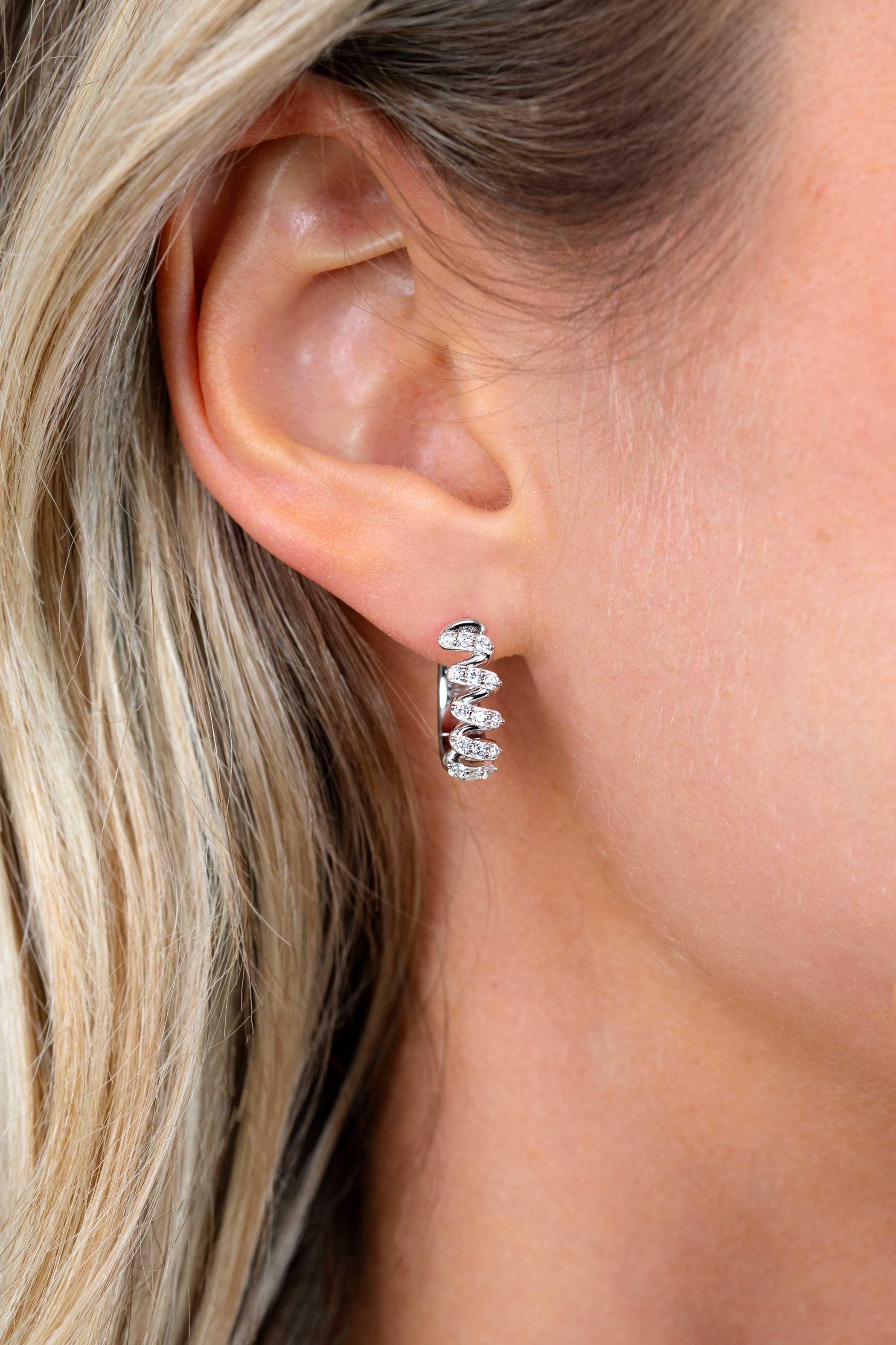 16mm ZINZI zilveren oorringen met een sierlijk open golvend design, bezet met witte zirkonia’s, luxe klapsluiting ZIO2877