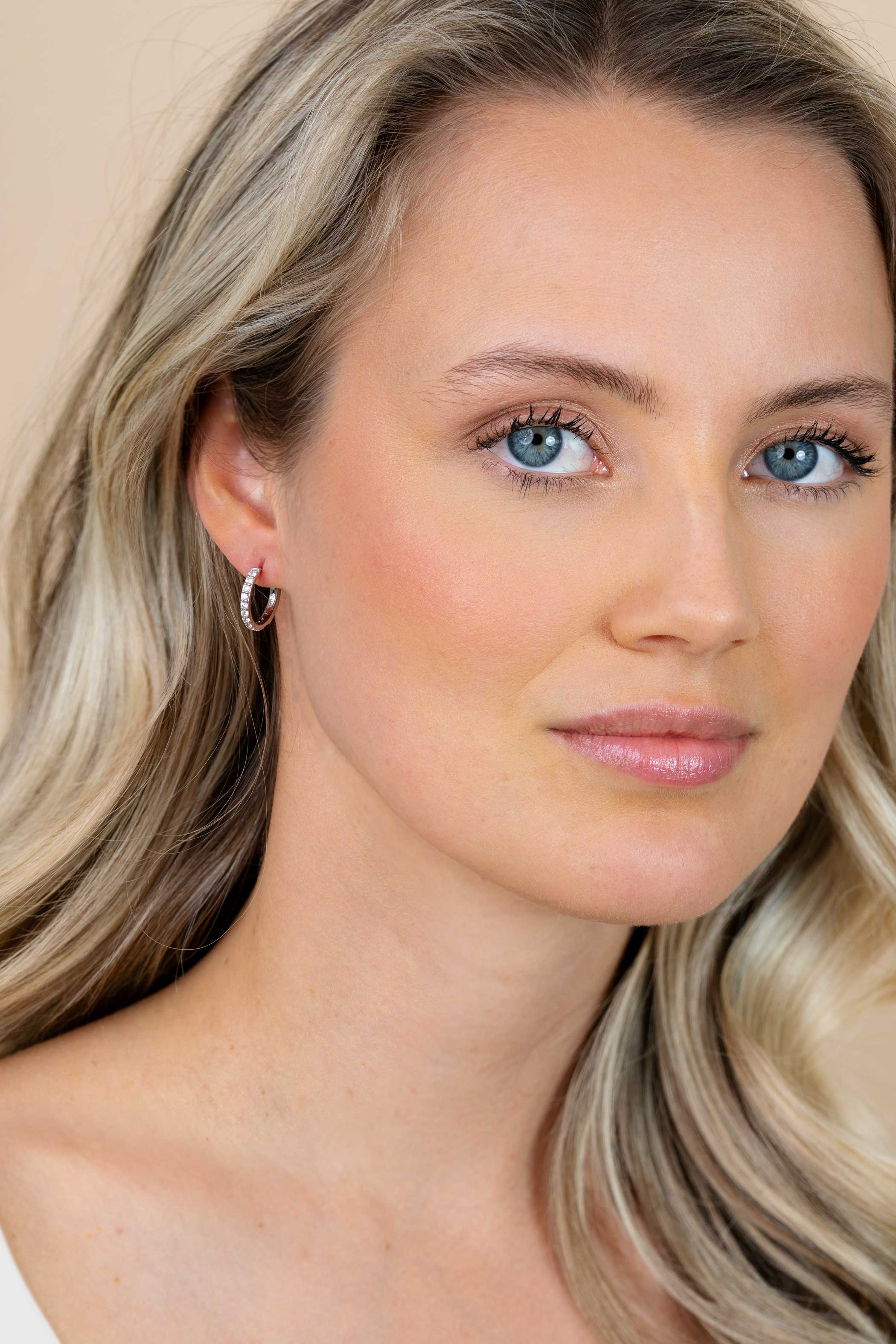 15mm ZINZI zilveren tennis oorringen bezet met een rij schitterende zirkonia’s, luxe klapsluiting ZIO2881