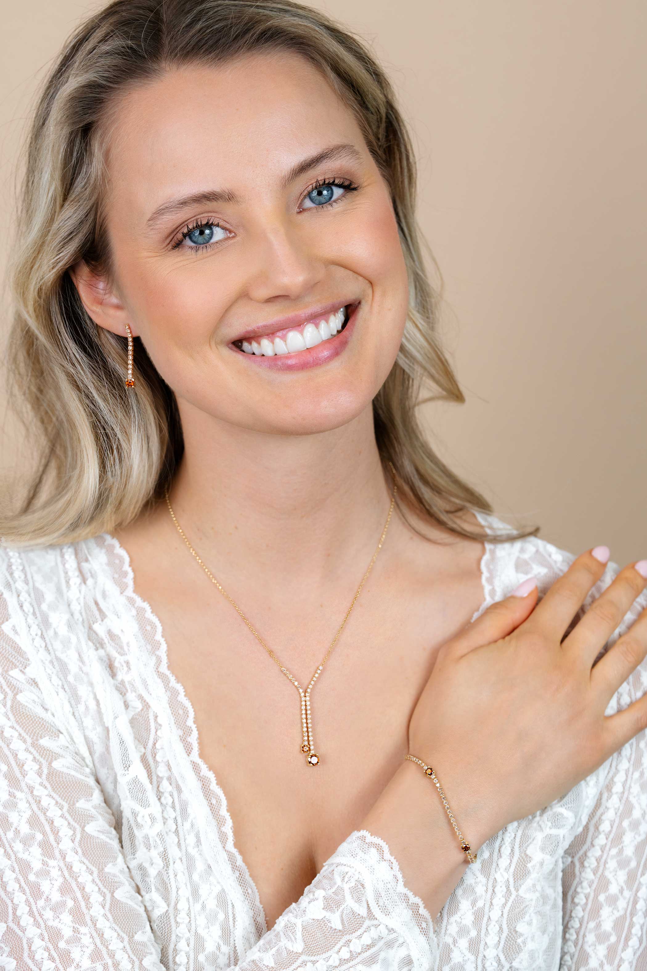 ZINZI gold plated zilveren Y-collier 45cm met luxe tennislook en champagnekleurige zirkonia's in rijzetting met twee grotere donkerbruine kleurstenen ZIC2894C
