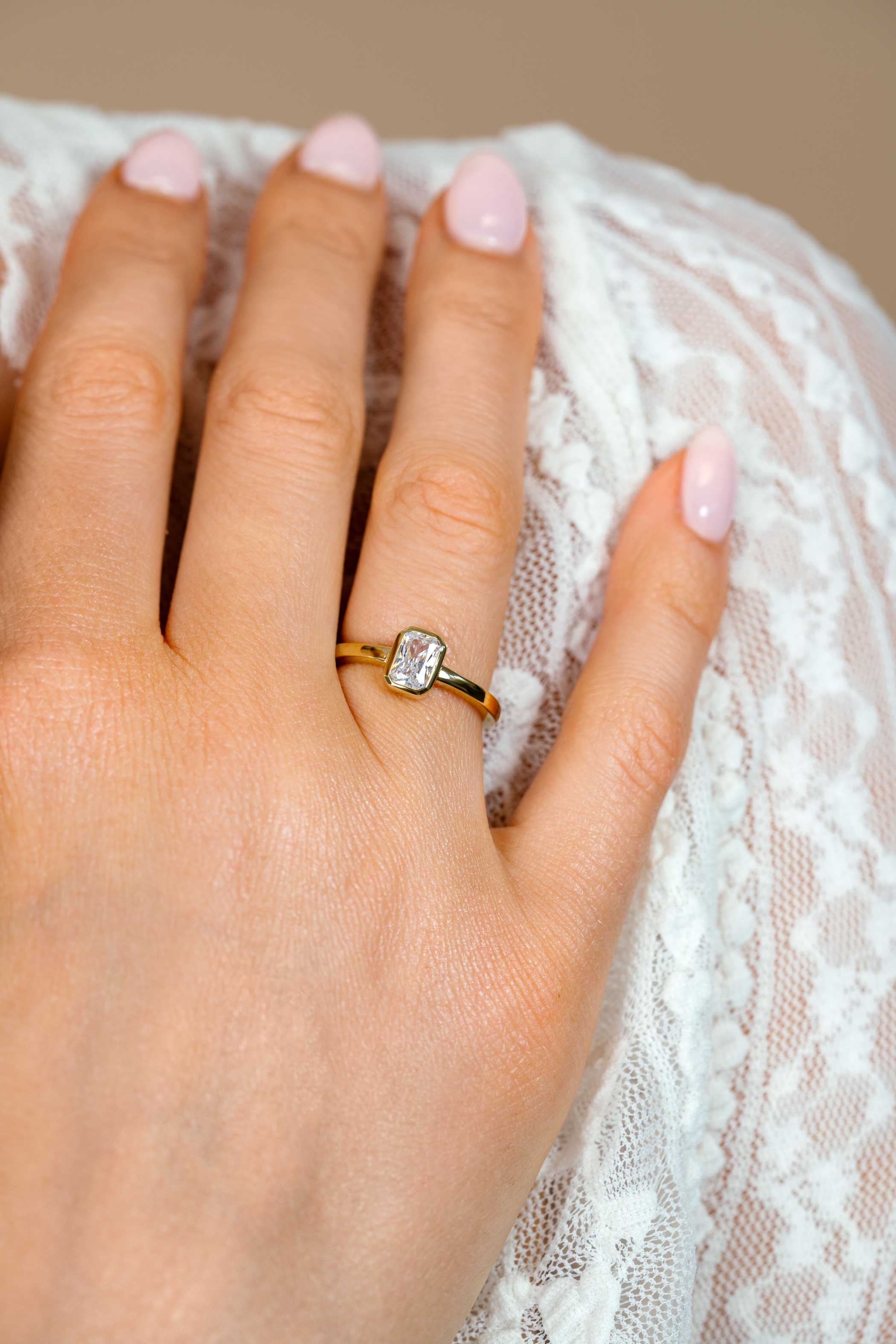ZINZI gold plated zilveren ring met een rechthoekige gladde kastzetting (9mm) bezet met een witte zirkonia ZIR2899