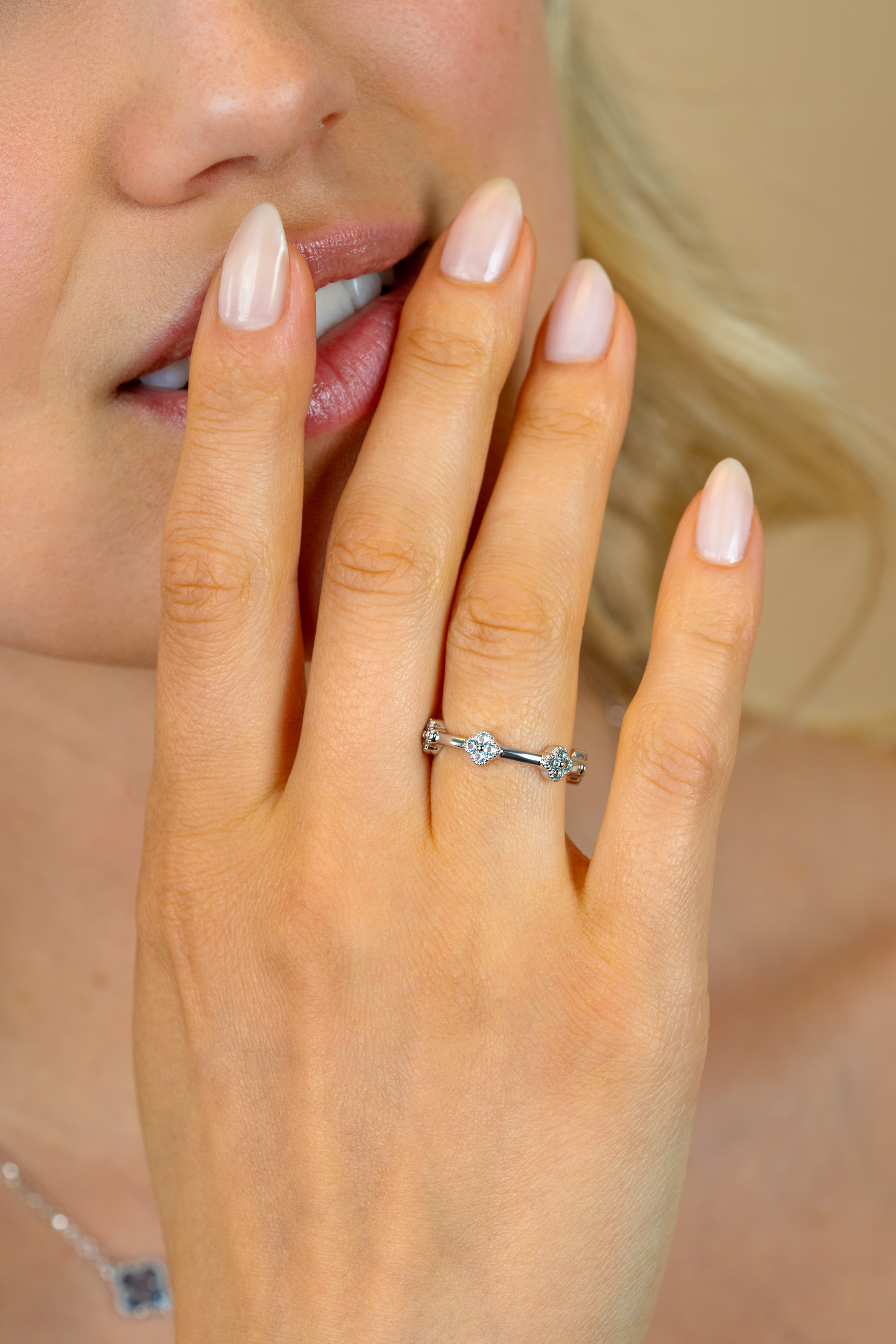 ZINZI zilveren ring (5mm breed) met lichtblauwe klavers ZIR2663