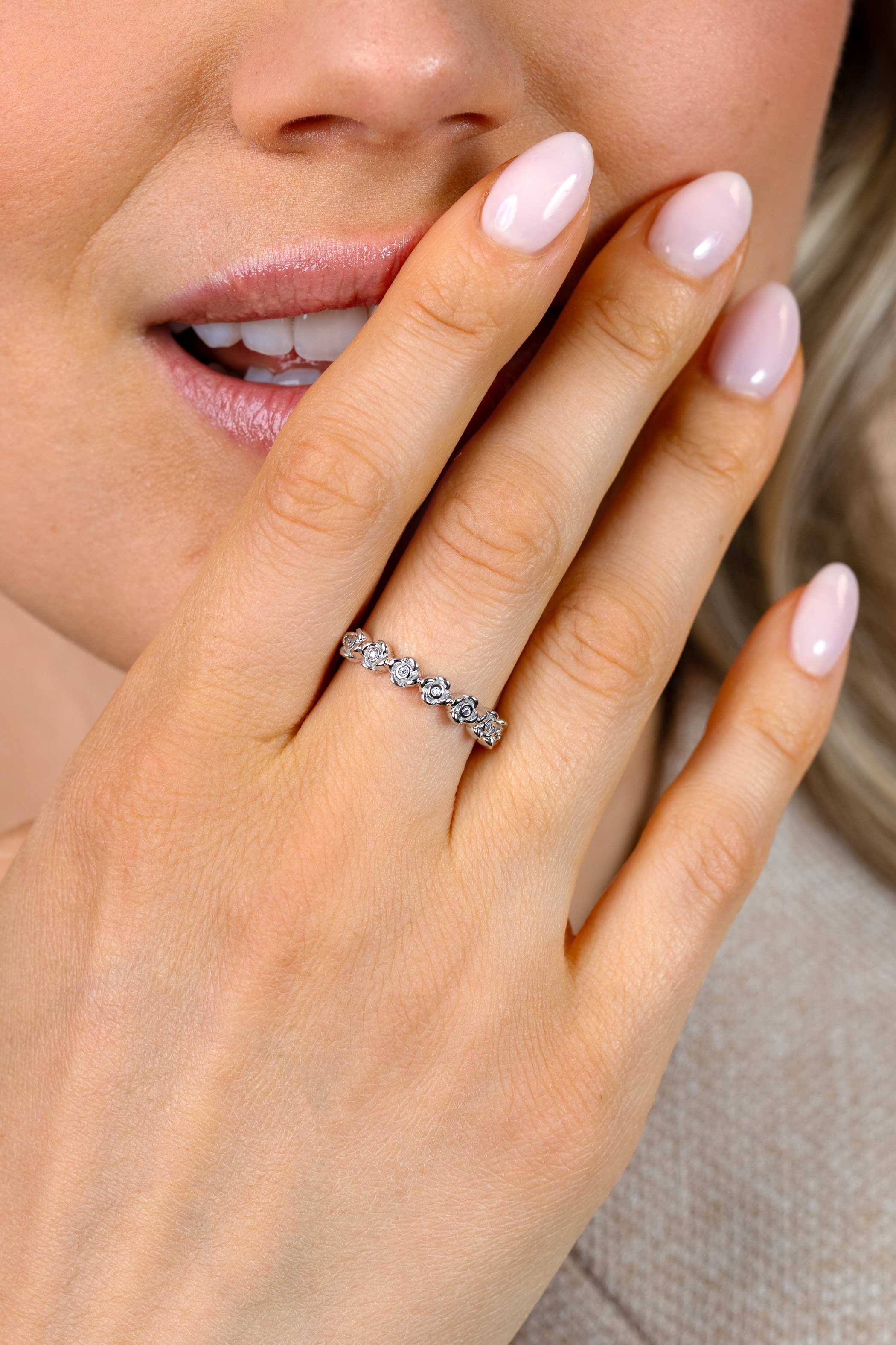 ZINZI zilveren ring met een rij roosjes bezet met witte zirkonia’s in het midden ZIR2873