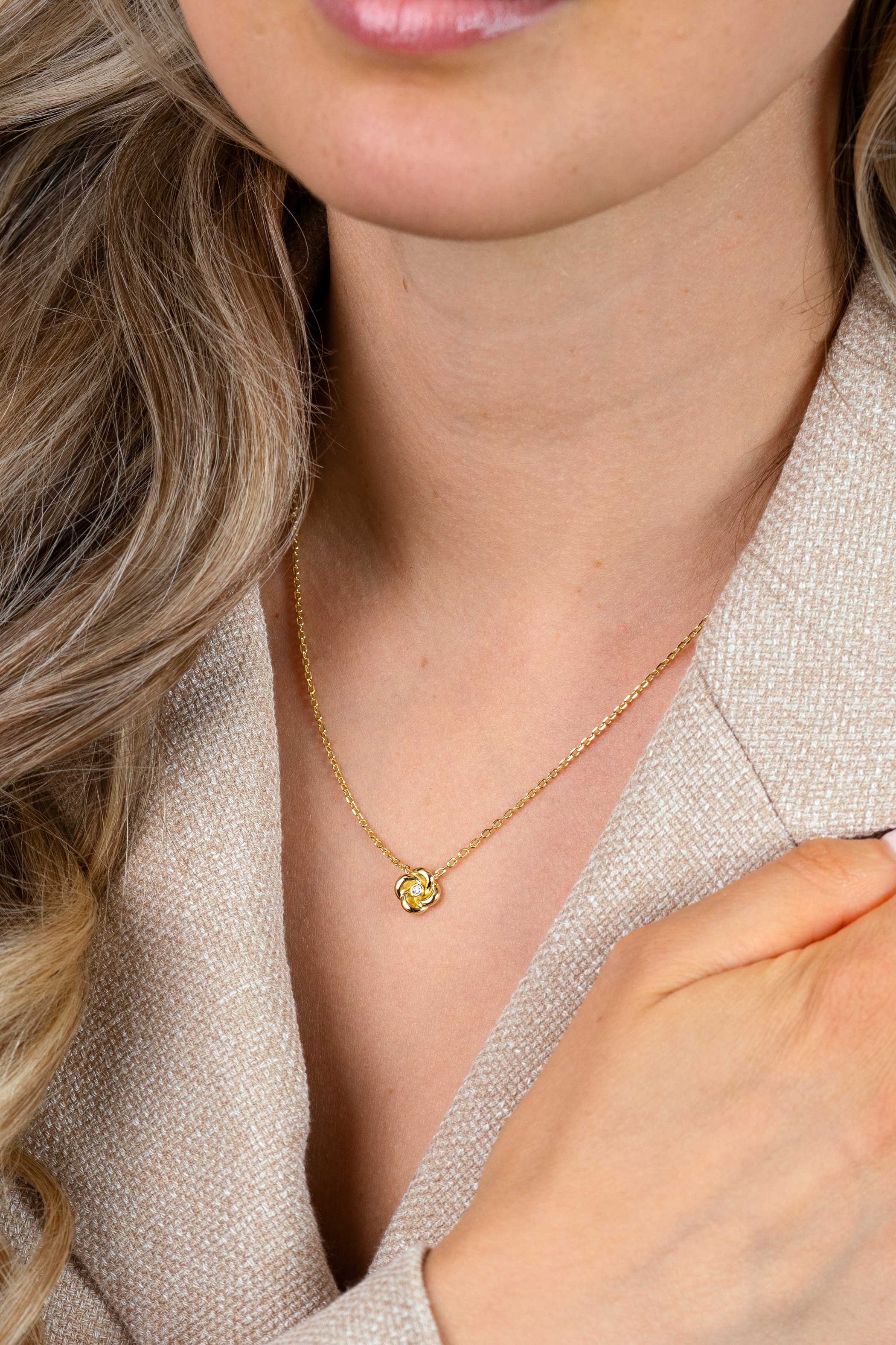 ZINZI gold plated zilveren ketting met hanger in roosdesign (9mm) en bezet met een witte zirkonia in het midden 42-45cm ZIC2872Y