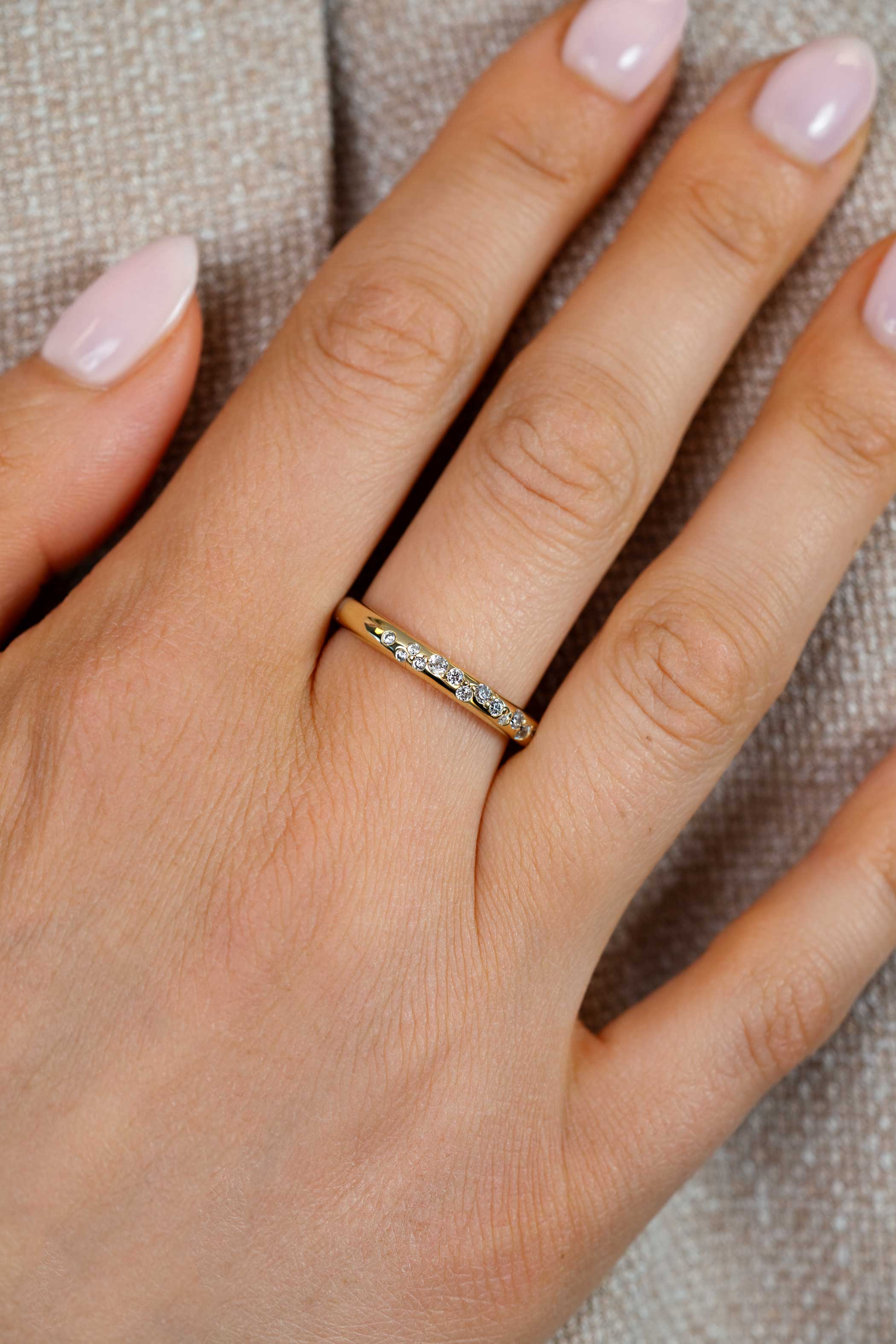 ZINZI gold plated zilveren rijring (3mm breed) met witte zirkonia’s als druppels verwerkt ZIR2871