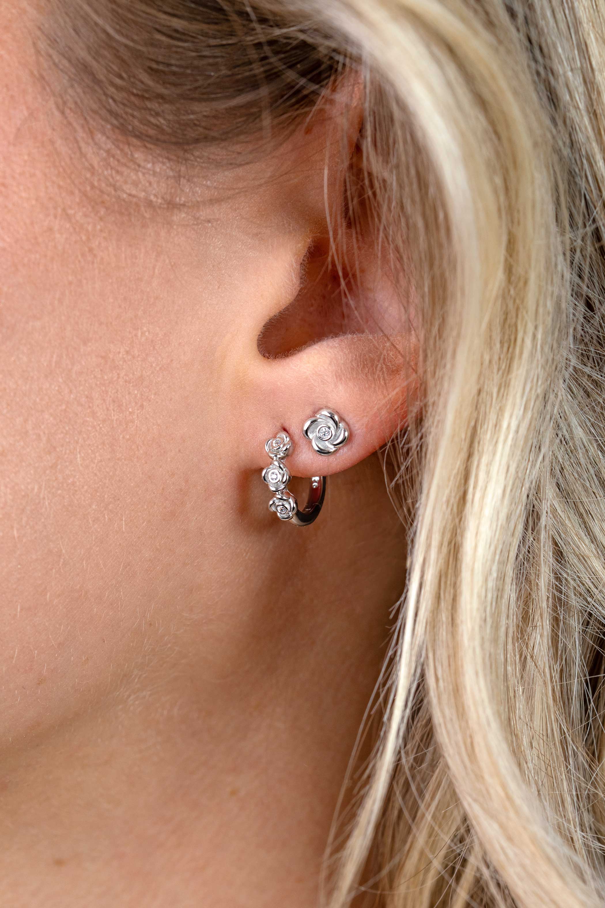 13mm ZINZI zilveren oorringen met drie roosjes, bezet met witte zirkonia’s, luxe klapsluiting ZIO2873