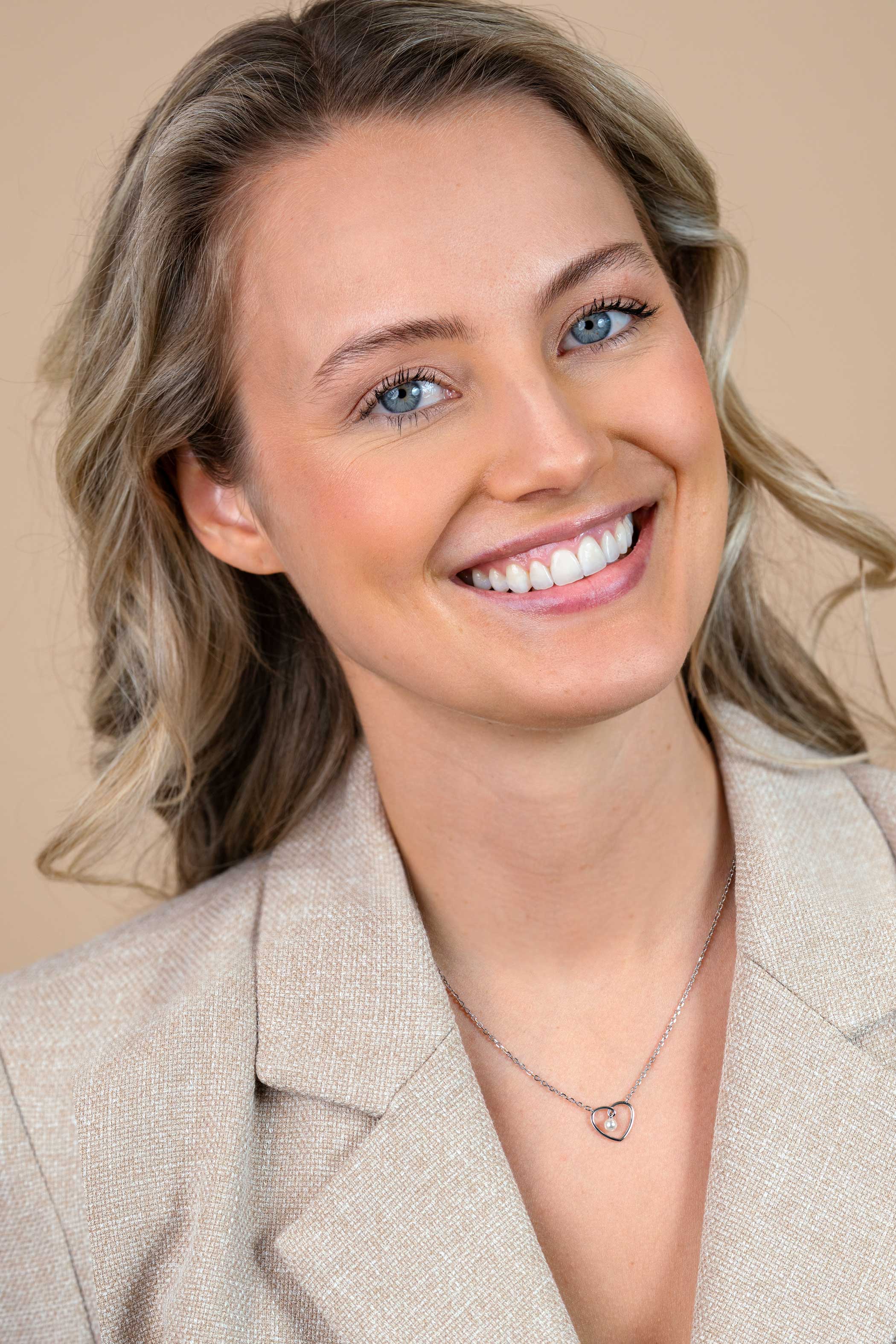 ZINZI zilveren ketting met opengewerkt hart (12mm) en bungelend witte parelhanger 42-45cm ZIC2865