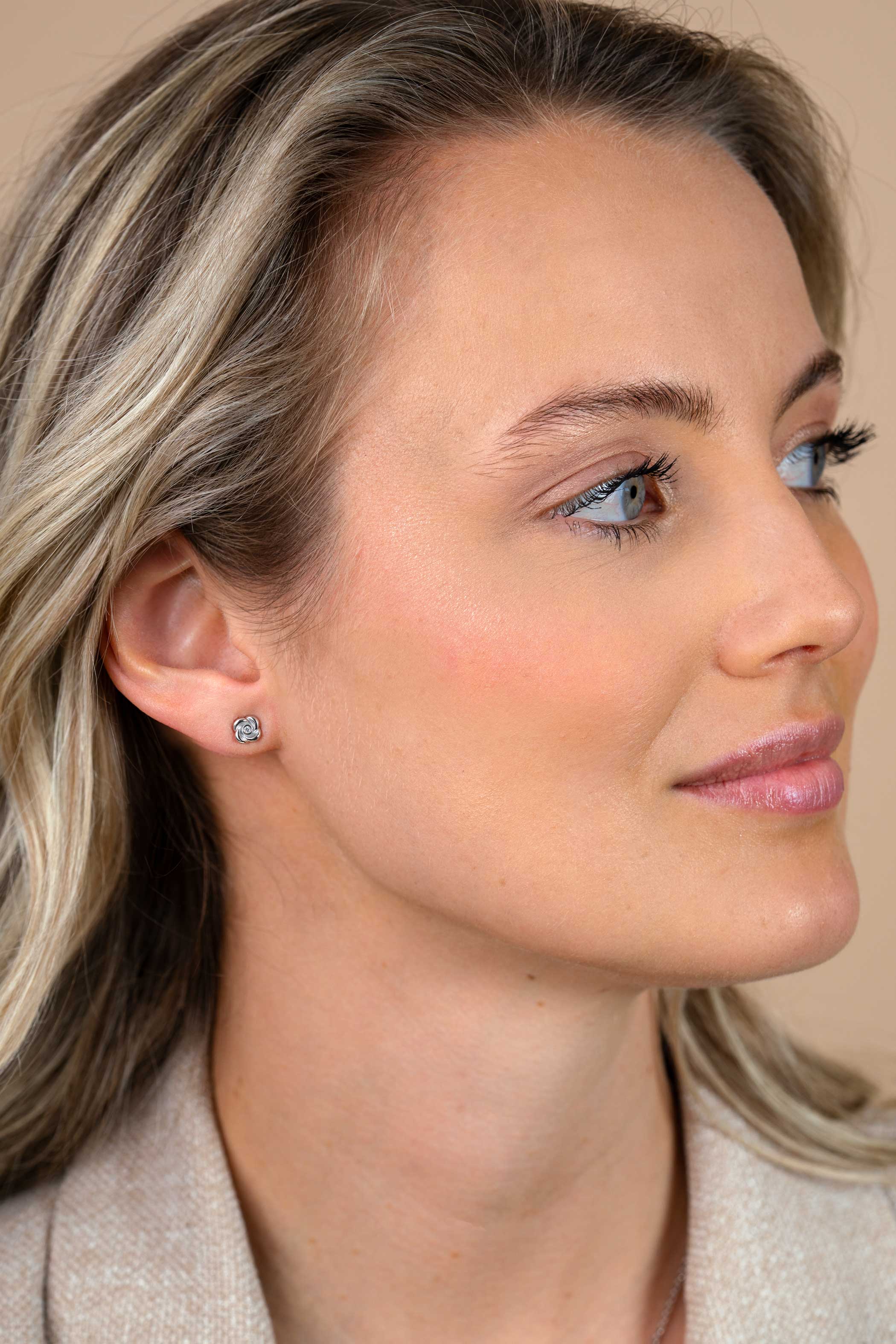 6mm ZINZI zilveren oorstekers met een roosje, bezet met witte zirkonia ZIO2872