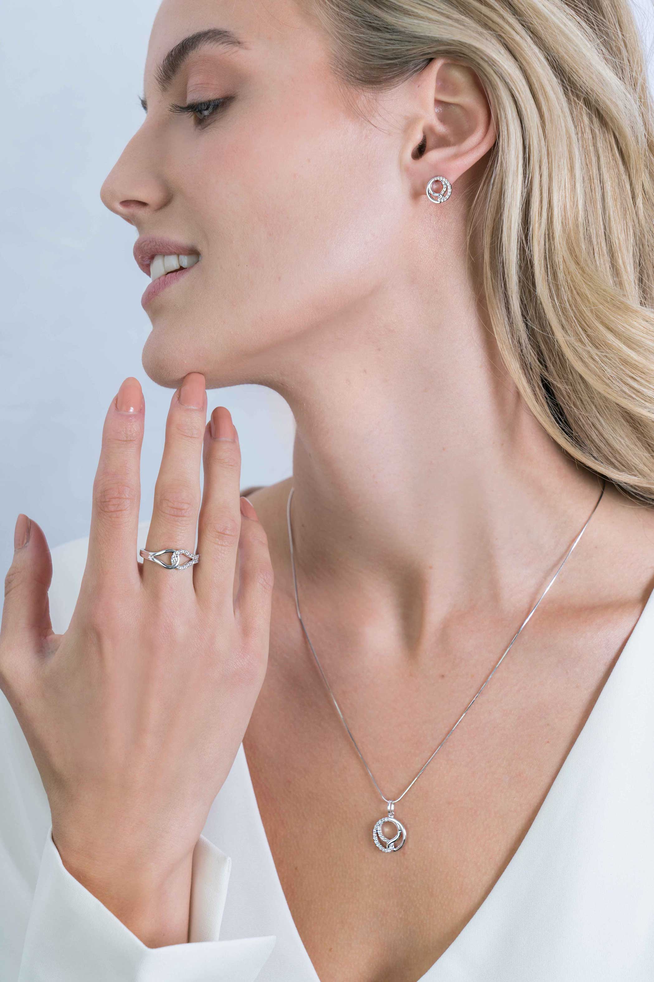 ZINZI zilveren ring symboliseert verbondenheid met witte zirconia's ZIR2119