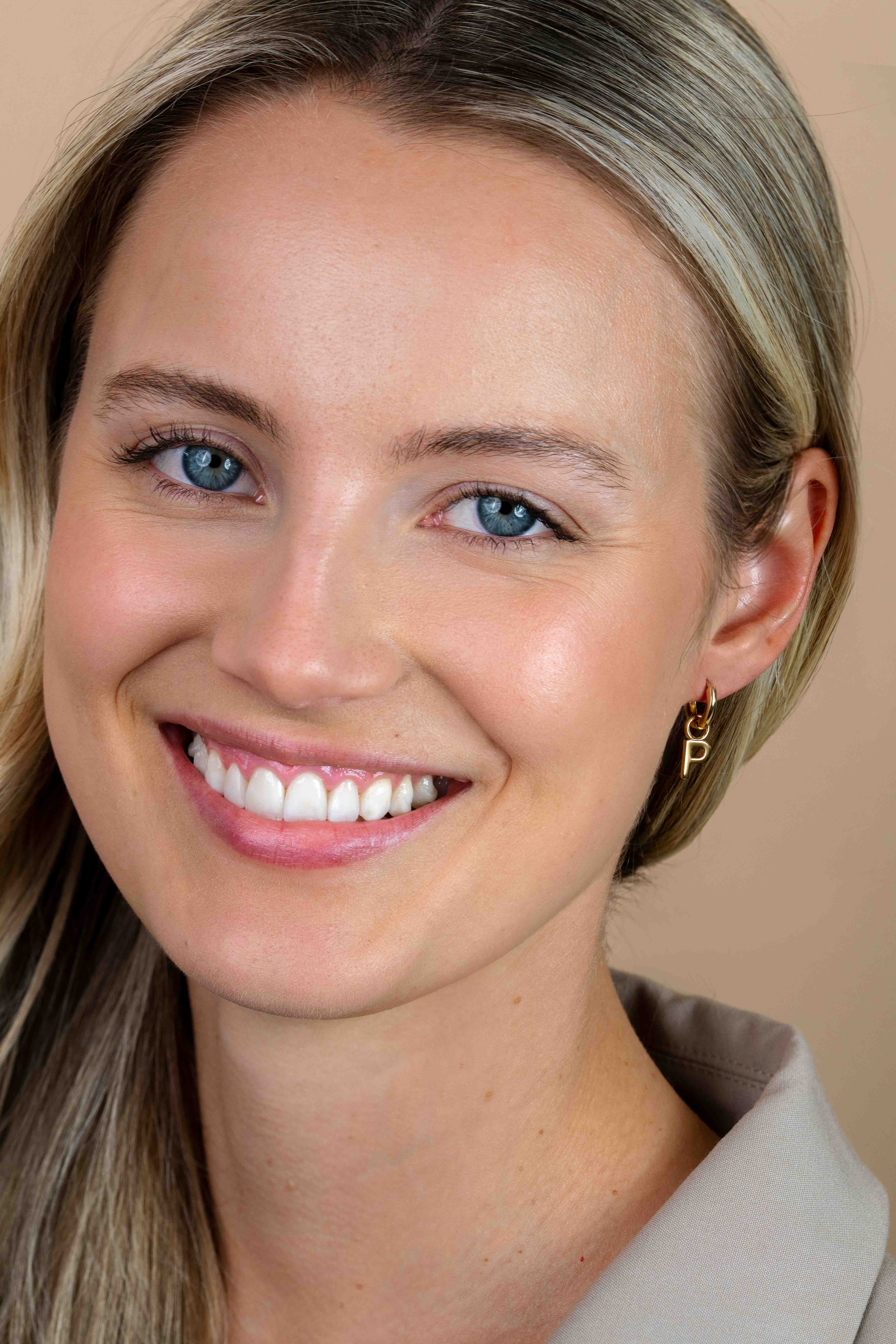 ZINZI zilveren geelvergulde letter oorbedel P per stuk geprijsd ZICH2145P. (zonder oorringen).