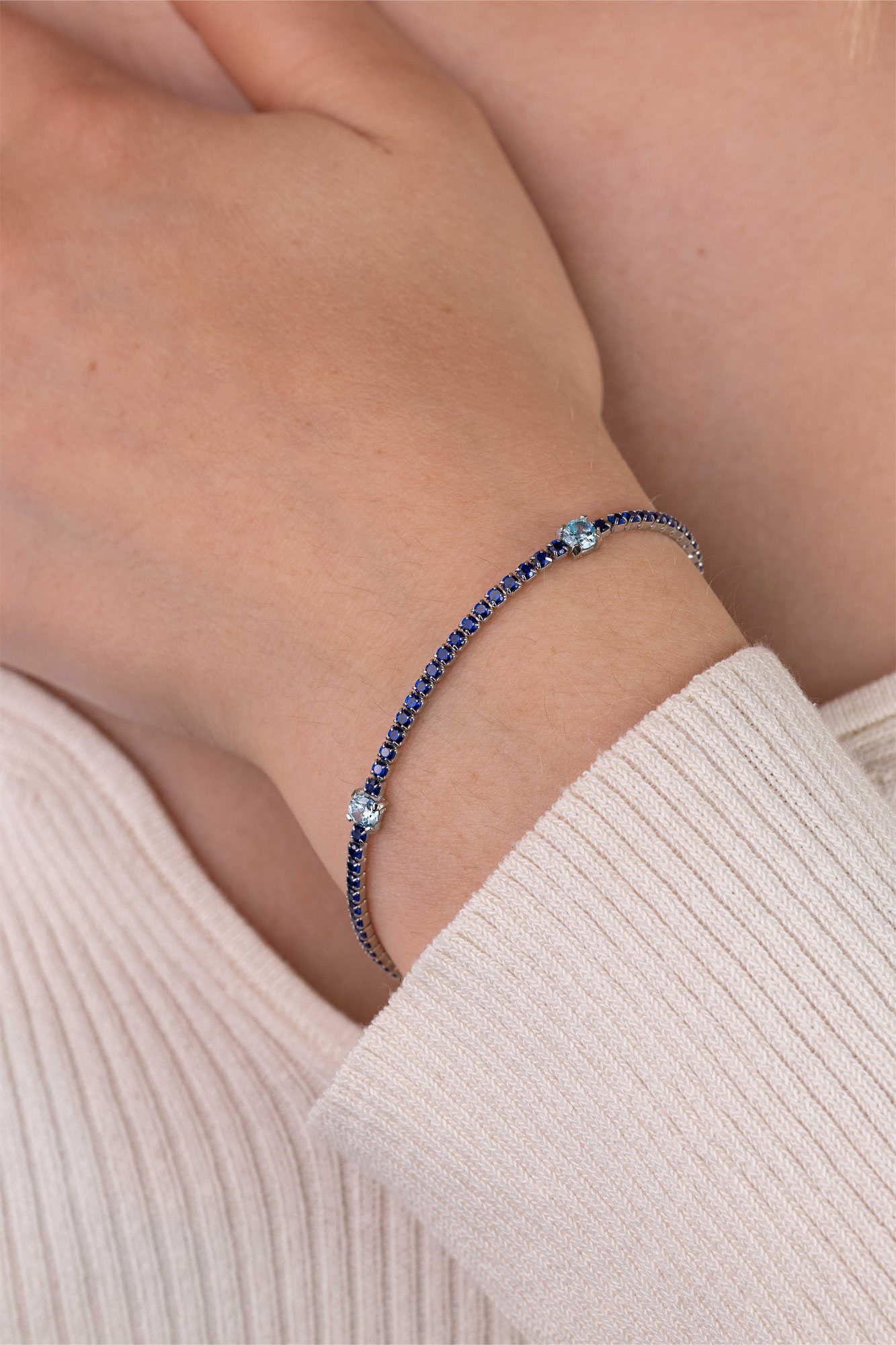 ZINZI zilveren tennisarmband 2,1mm breed bezet met saffierblauwe zirkonia’s in verfijnde rijzetting, afgewisseld met drie grotere lichtblauwe kleurstenen (4,3mm) in chatonzetting ZIA2894B
