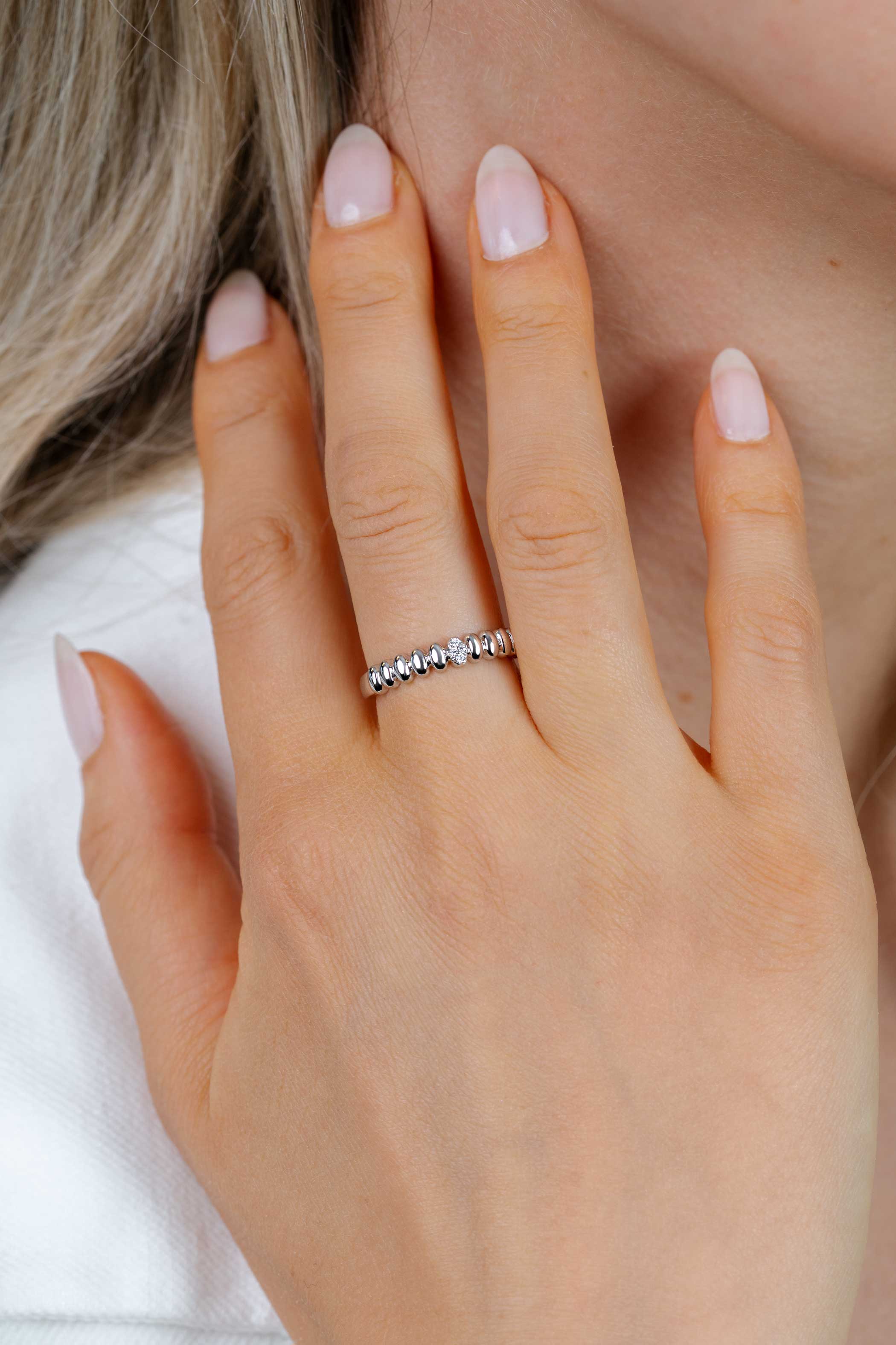 ZINZI zilveren ring met sierlijk gladde ovalen, waarbij de middelste is bezet met witte zirkonia’s ZIR2876