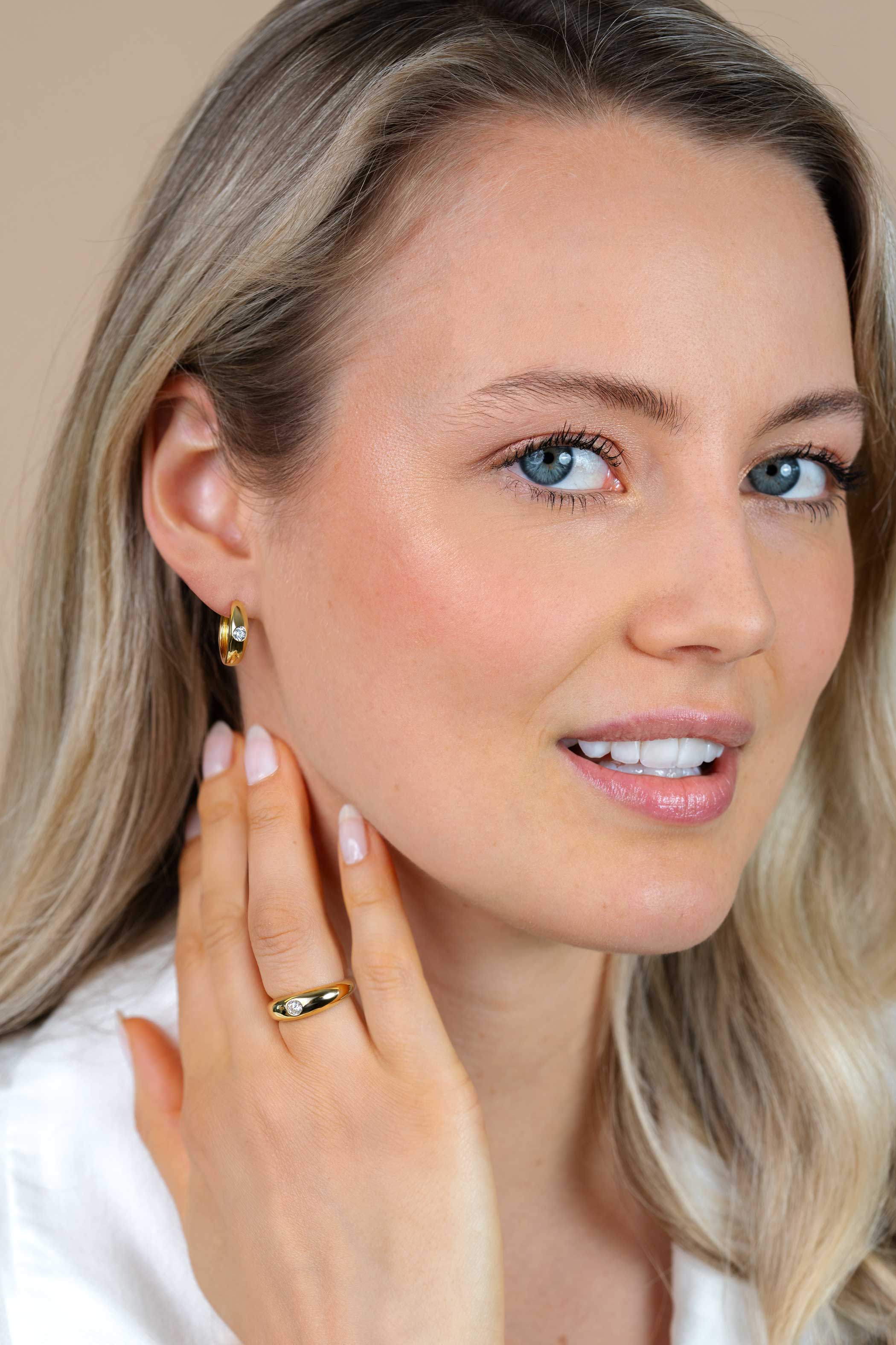 16mm ZINZI gold plated zilveren oorringen organisch gevormd met witte zirkonia 4,5mm breed met luxe klapsluiting ZIO2898