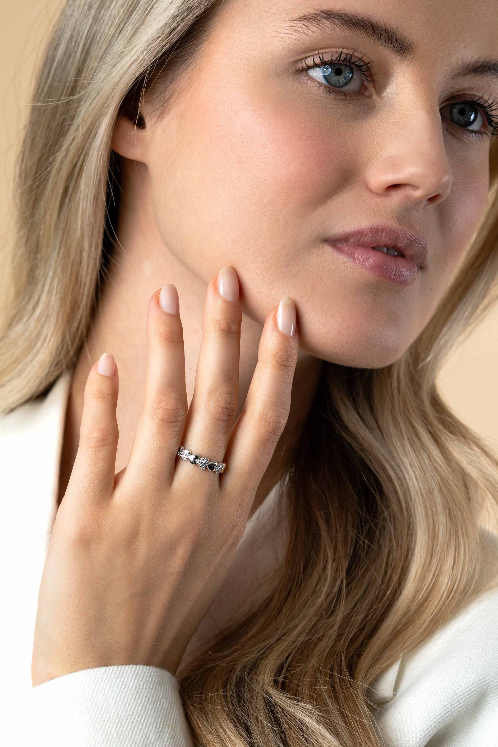 ZINZI zilveren ring met hartjes afwisselend bezet met witte zirconia's ZIR1798Z