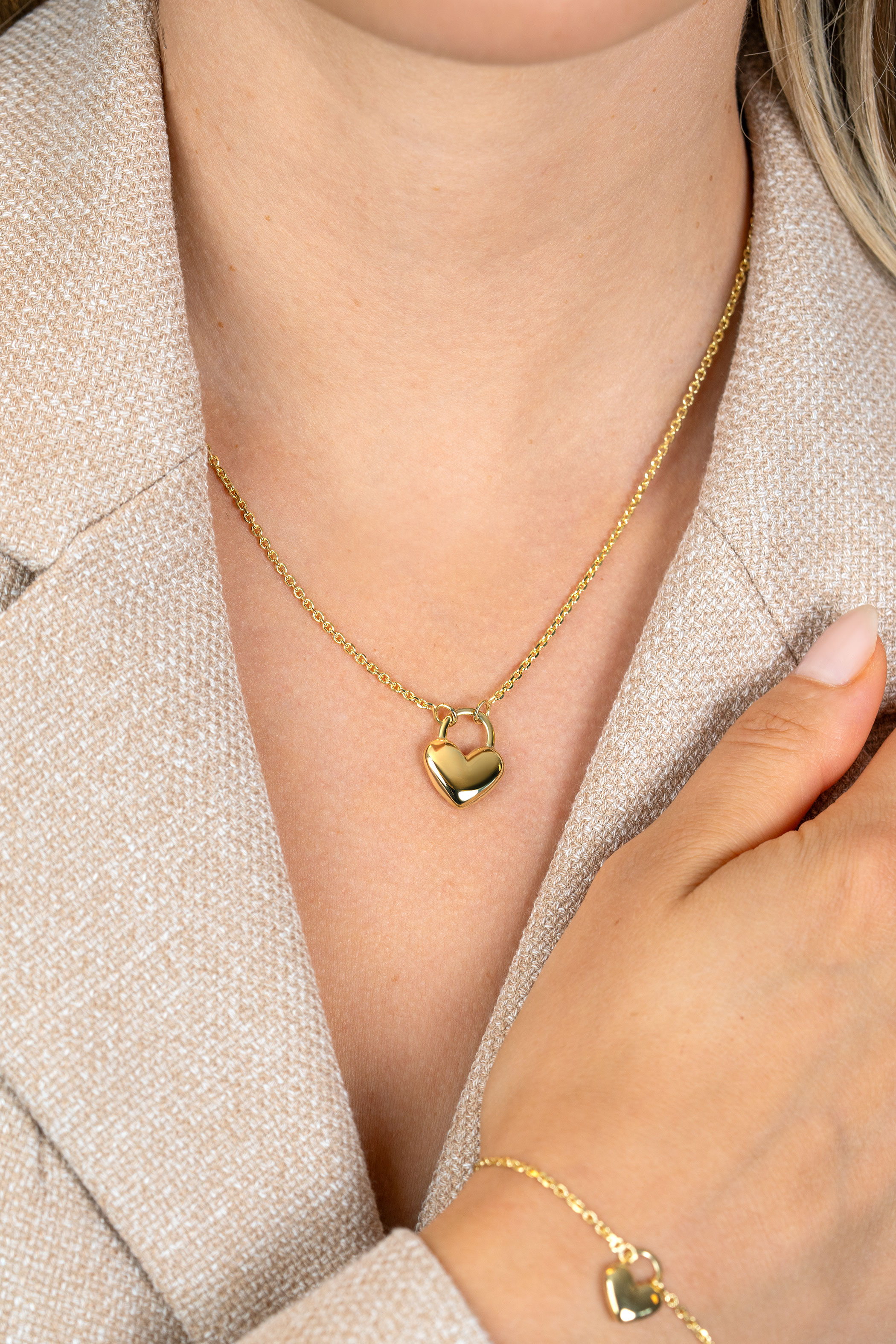 ZINZI gold plated zilvereren schakelketting met hartvormige slot hanger 18mm breed 42-45 cm ZIC2673G