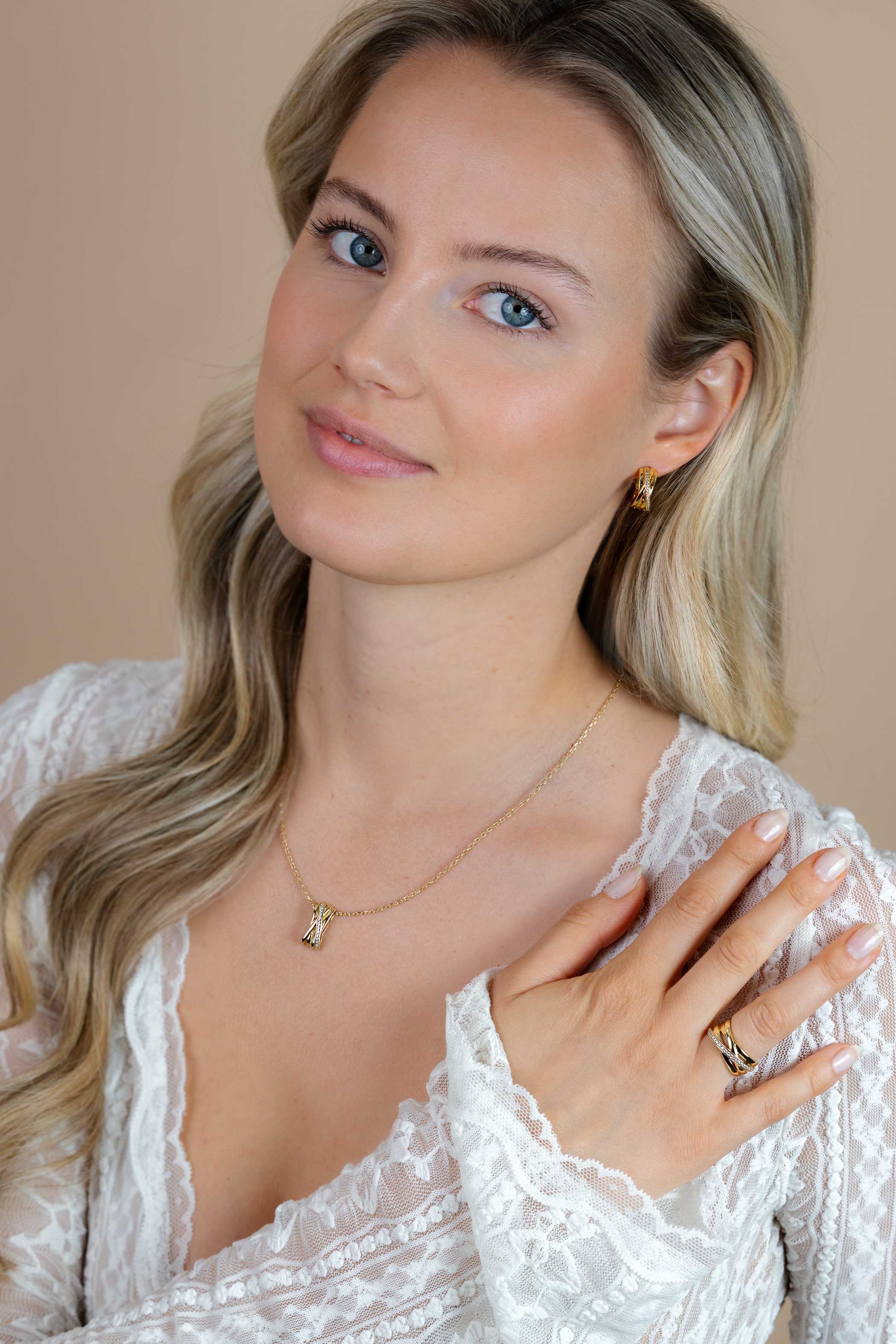 ZINZI gold plated zilveren ketting 42–45cm met luxe cross-over hanger (16mm) bezet met witte zirkonia's ZIC1790Y