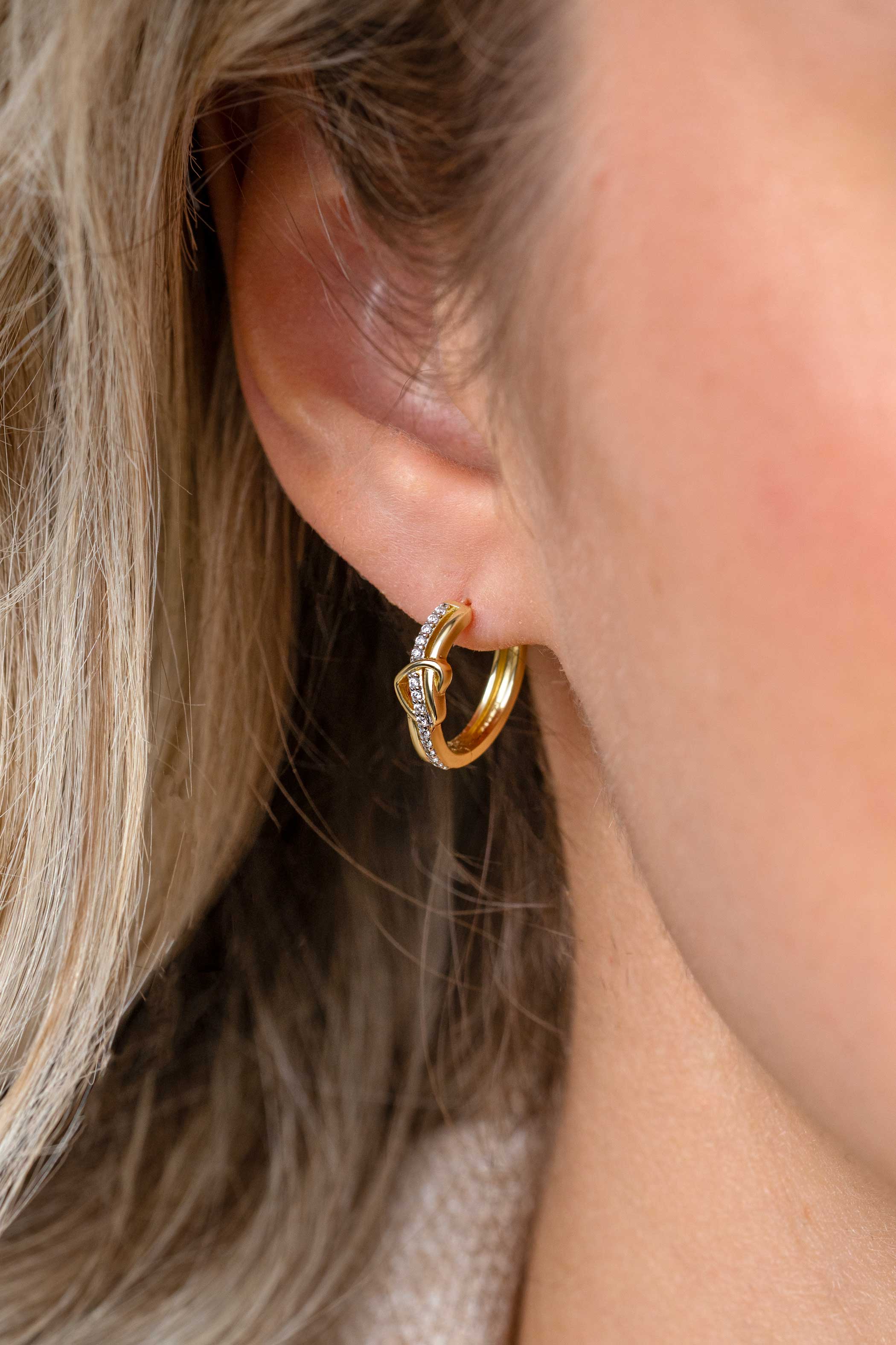15mm ZINZI gold plated zilveren oorringen met een opengewerkt sierlijk hart waarbij een rij witte zirkonia’s vloeiend door het hart loopt, luxe klapsluiting ZIO2874Y