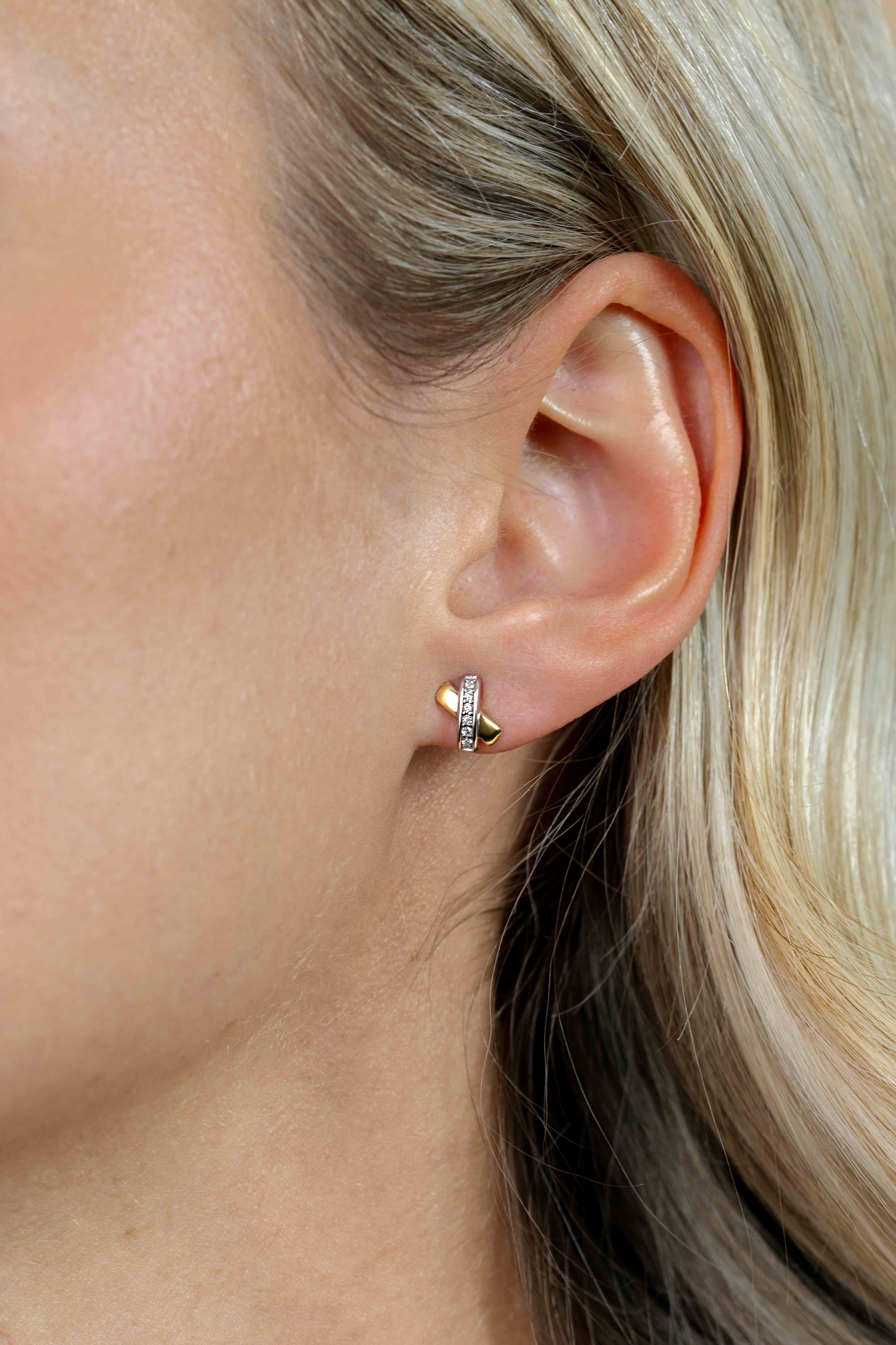 8 mm ZINZI gold plated zilveren oorknoppen kruislings wit ZIO1816Y