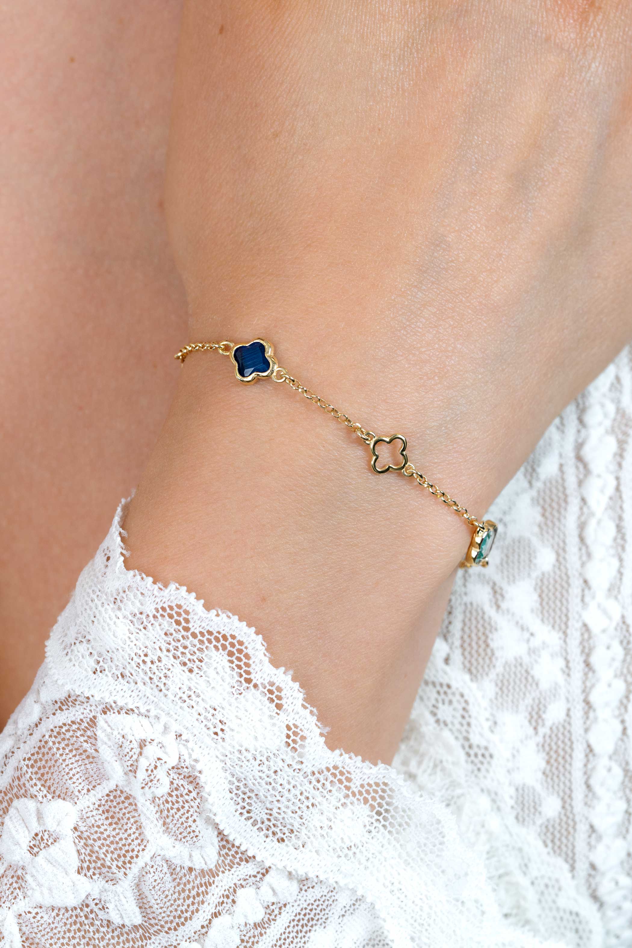 ZINZI gold plated zilveren schakel armband met twee licht blauwe klavers en een saffier klaver 17-19cm ZIA2906
