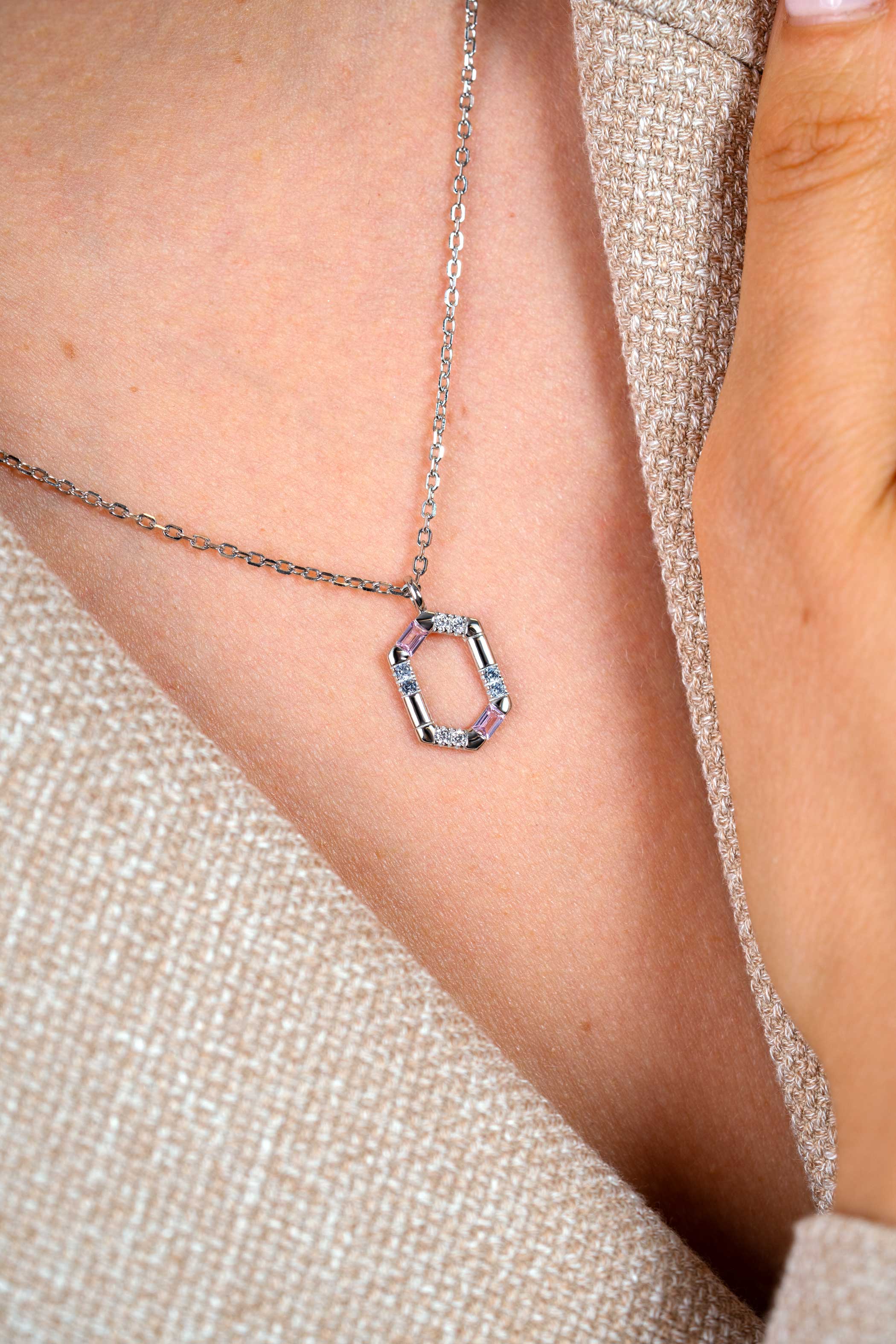 ZINZI zilveren ketting met zeshoekige hanger (18mm) bezet met witte, roze en lichtblauwe kleurstenen 42-45cm ZIC2868