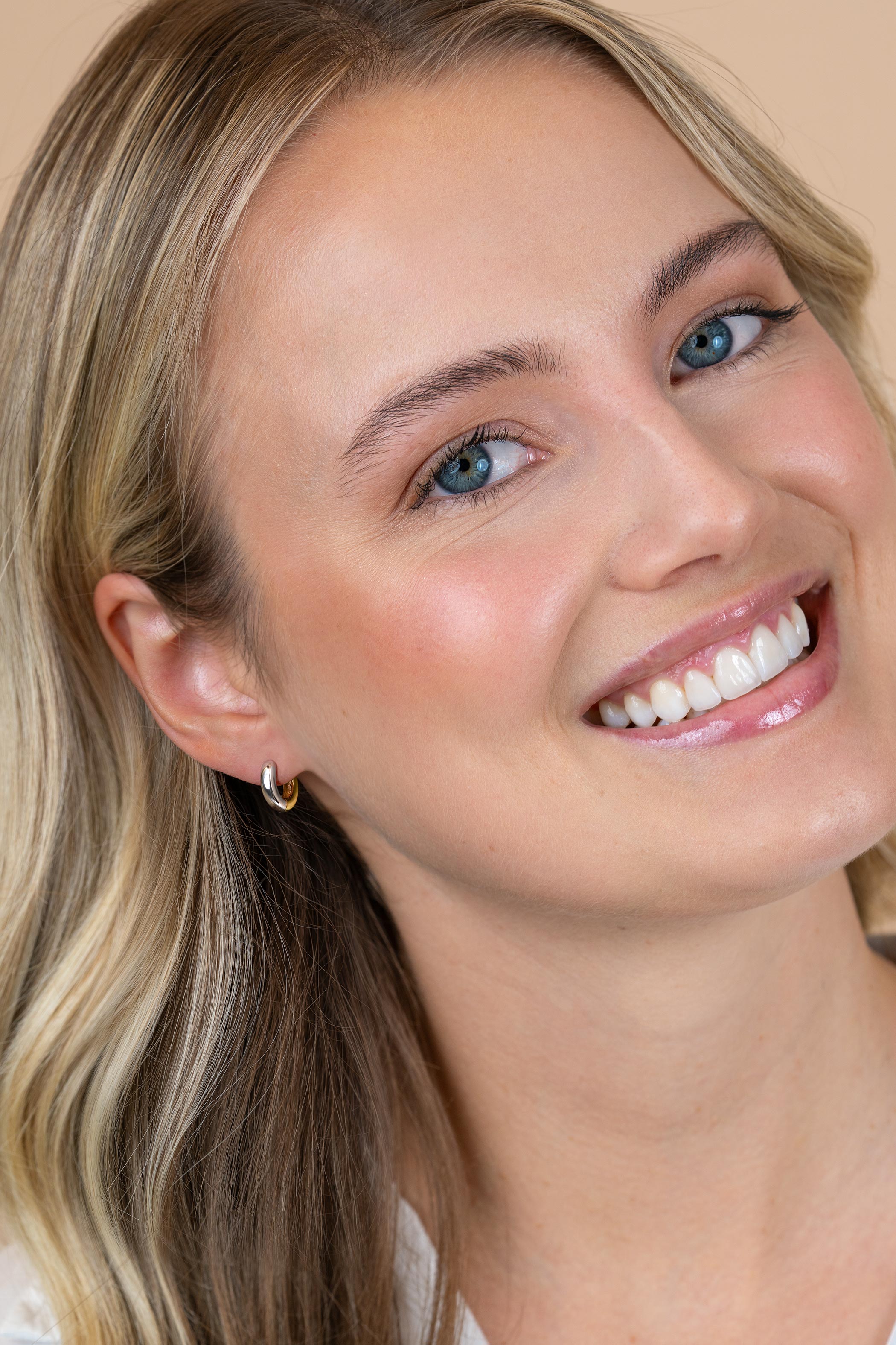 12mm ZINZI bicolor zilveren gladde oorringen met 3mm buisdikte, aan twee zijden te dragen en luxe klapsluiting ZIO2835