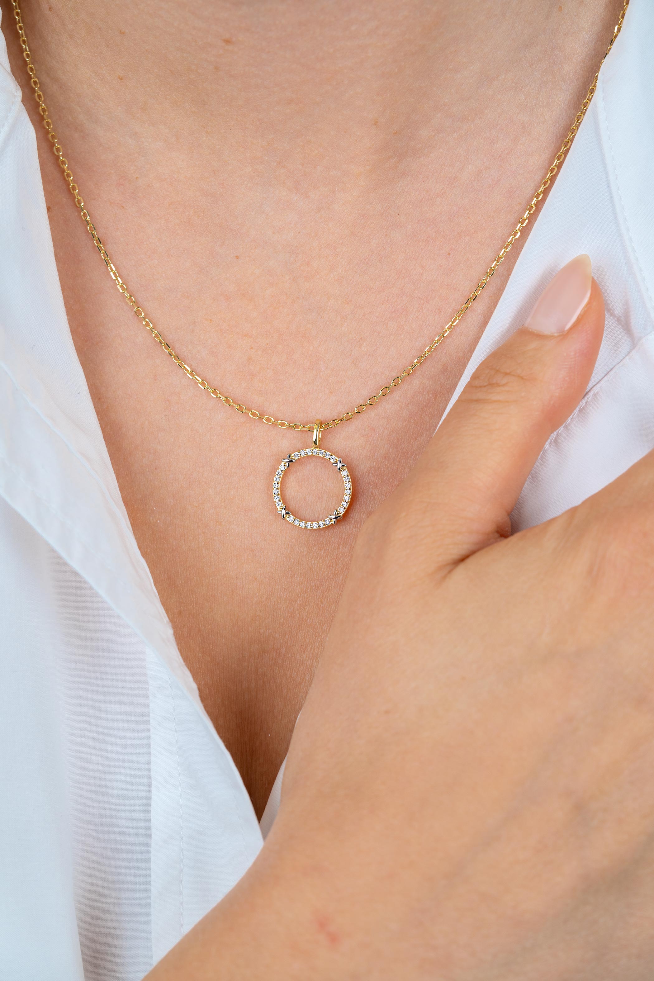 ZINZI goldplated zilveren ketting 45cm met open ronde hanger, verfraaid met X-details en witte zirkonia’s ZIC2814